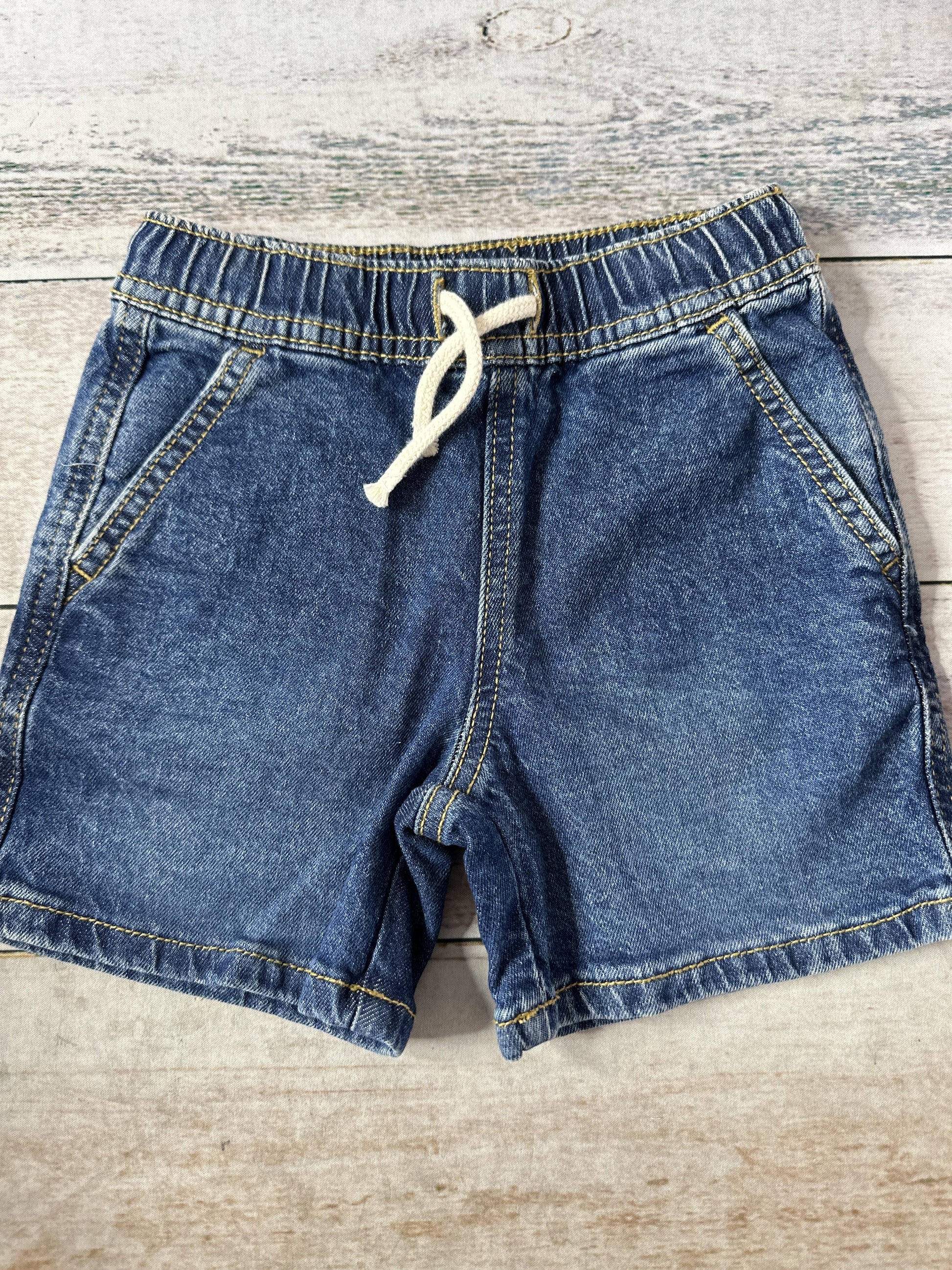 Unisex Shorts Size: 4T