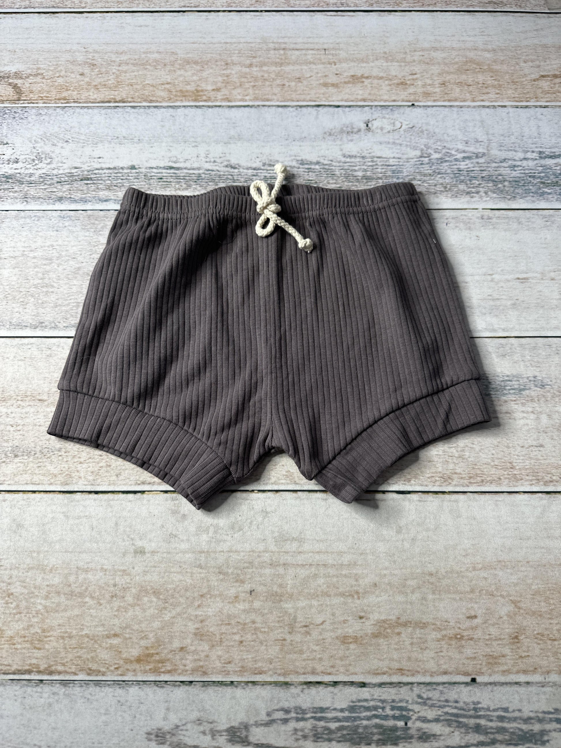 Sage and Ivory Unisex Shorts Size: 4T