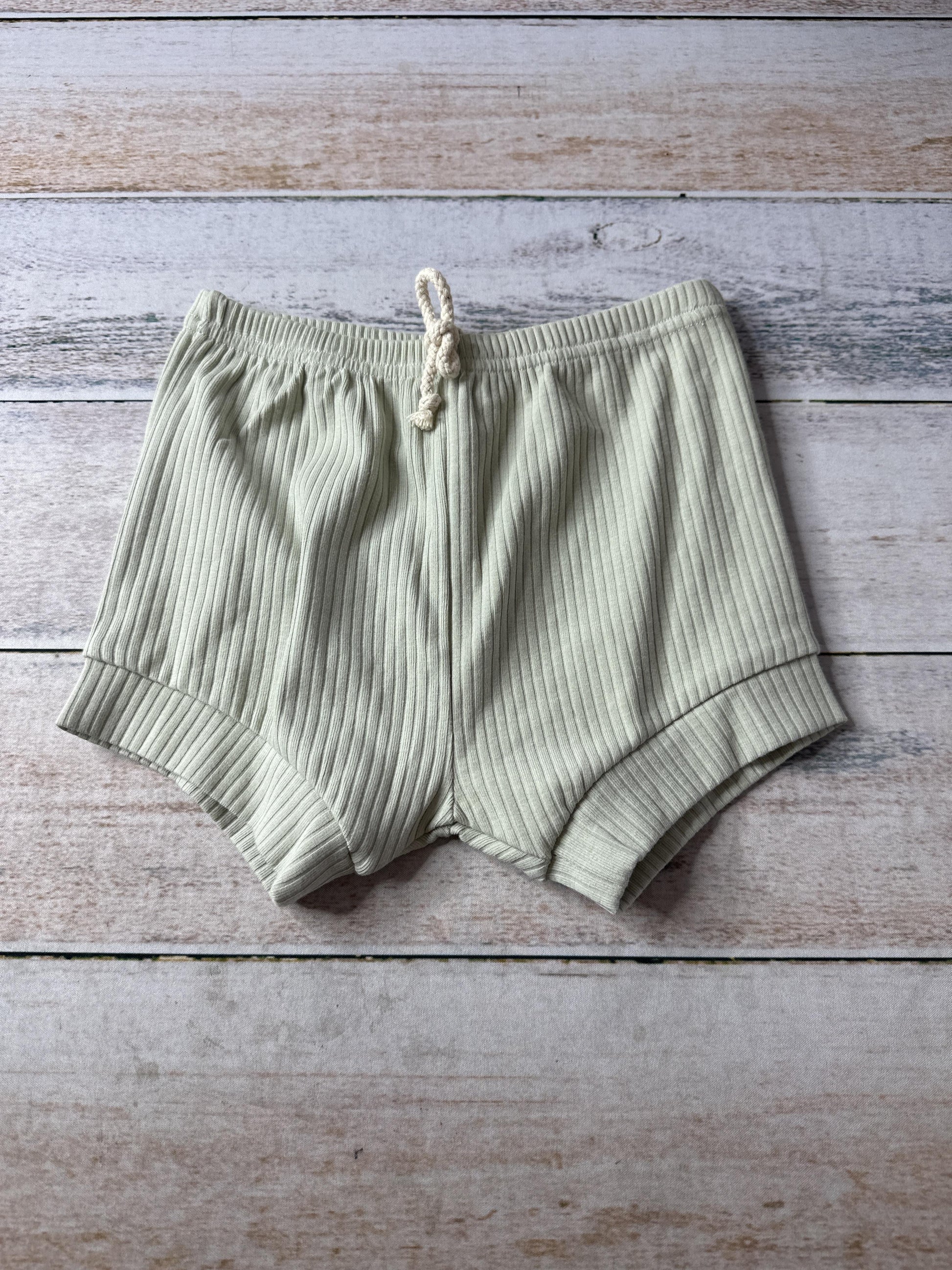 Sage and Ivory Unisex Shorts Size: 4T