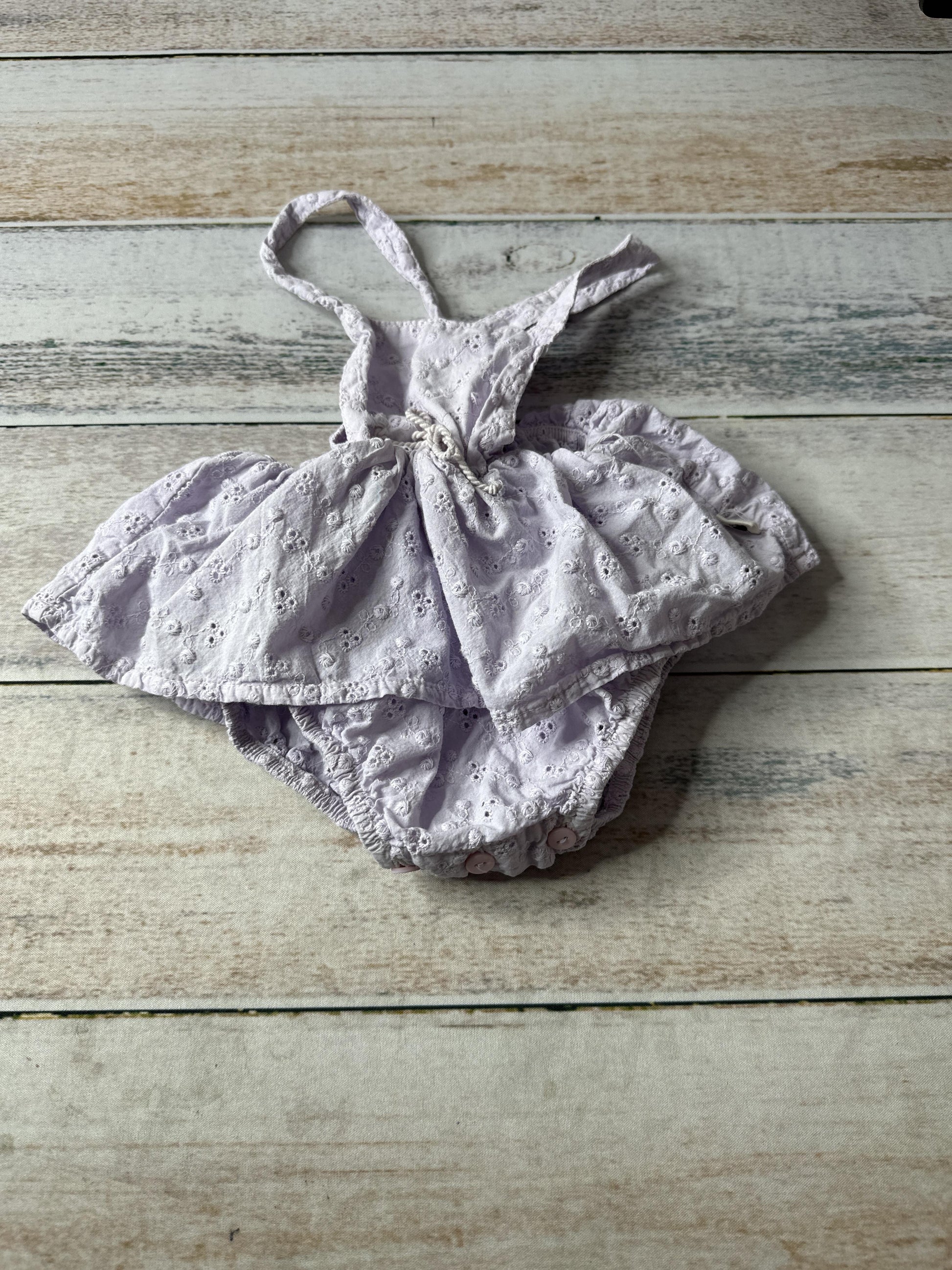 Unisex Romper Size: 6 months