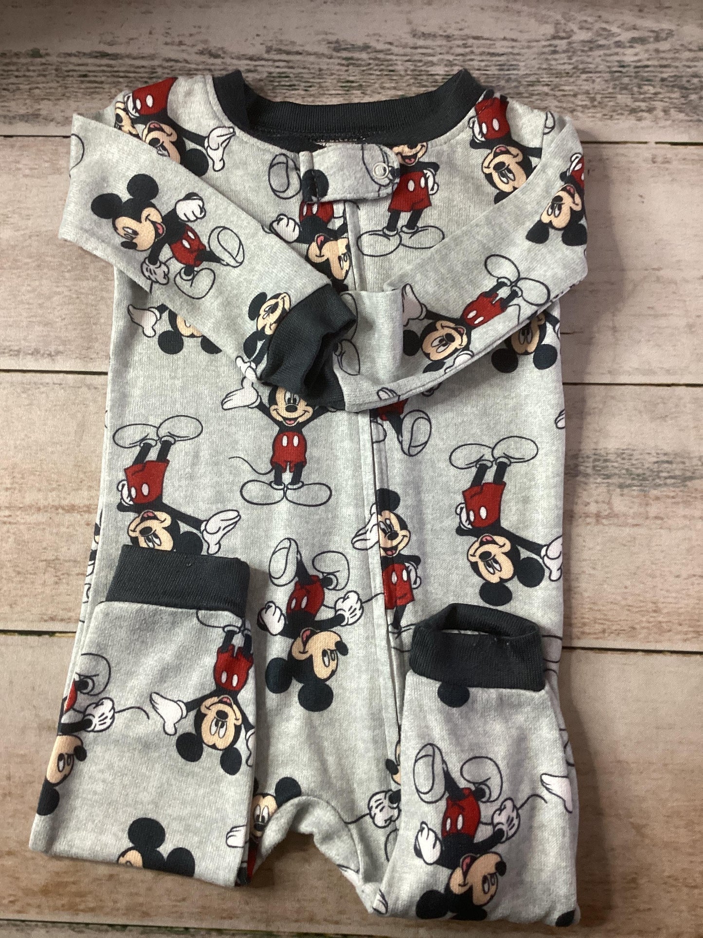 Unisex 1-piece footed Pajamas Size: 6 months