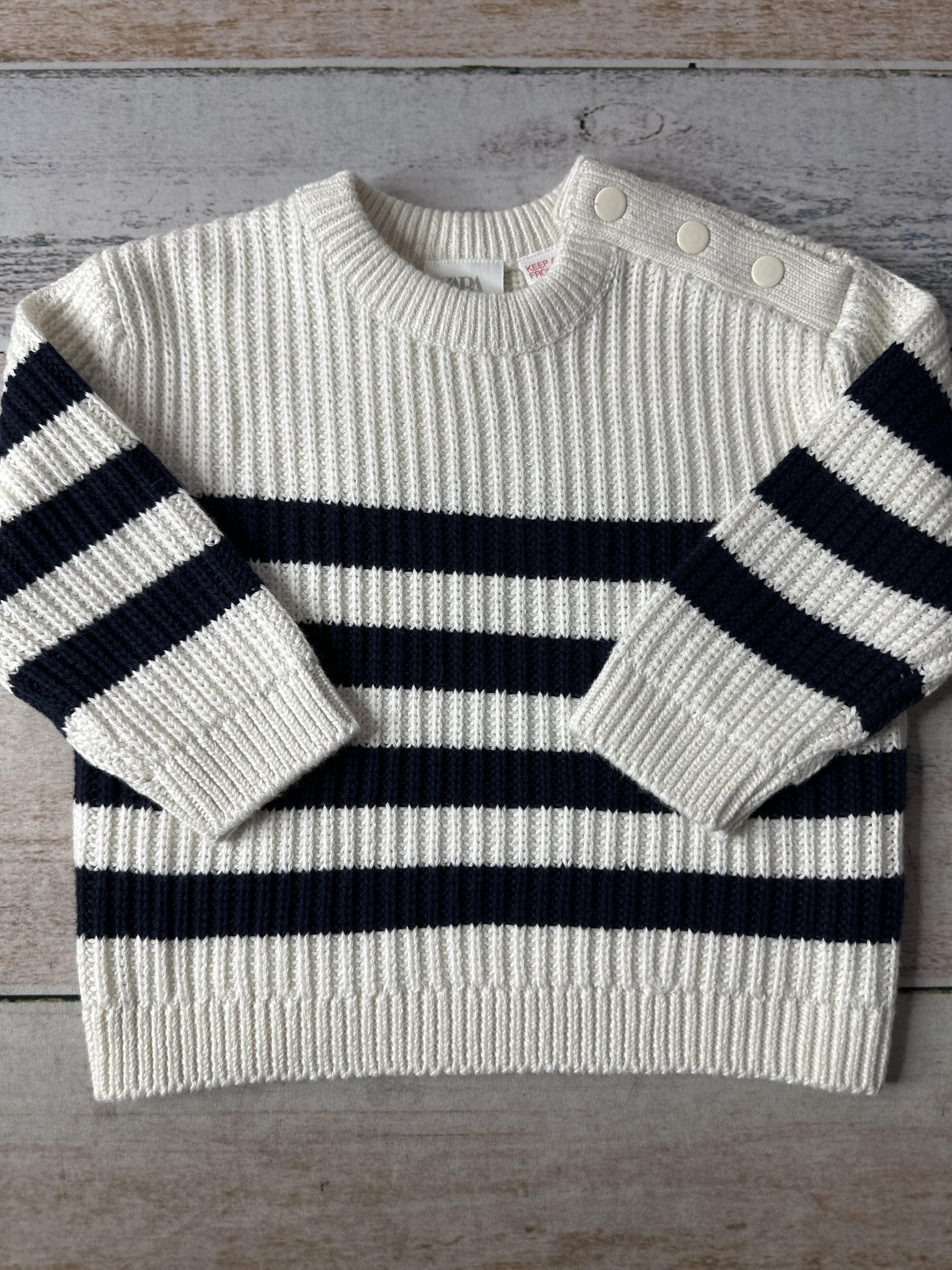 Unisex Sweater Size: 9-12 Months