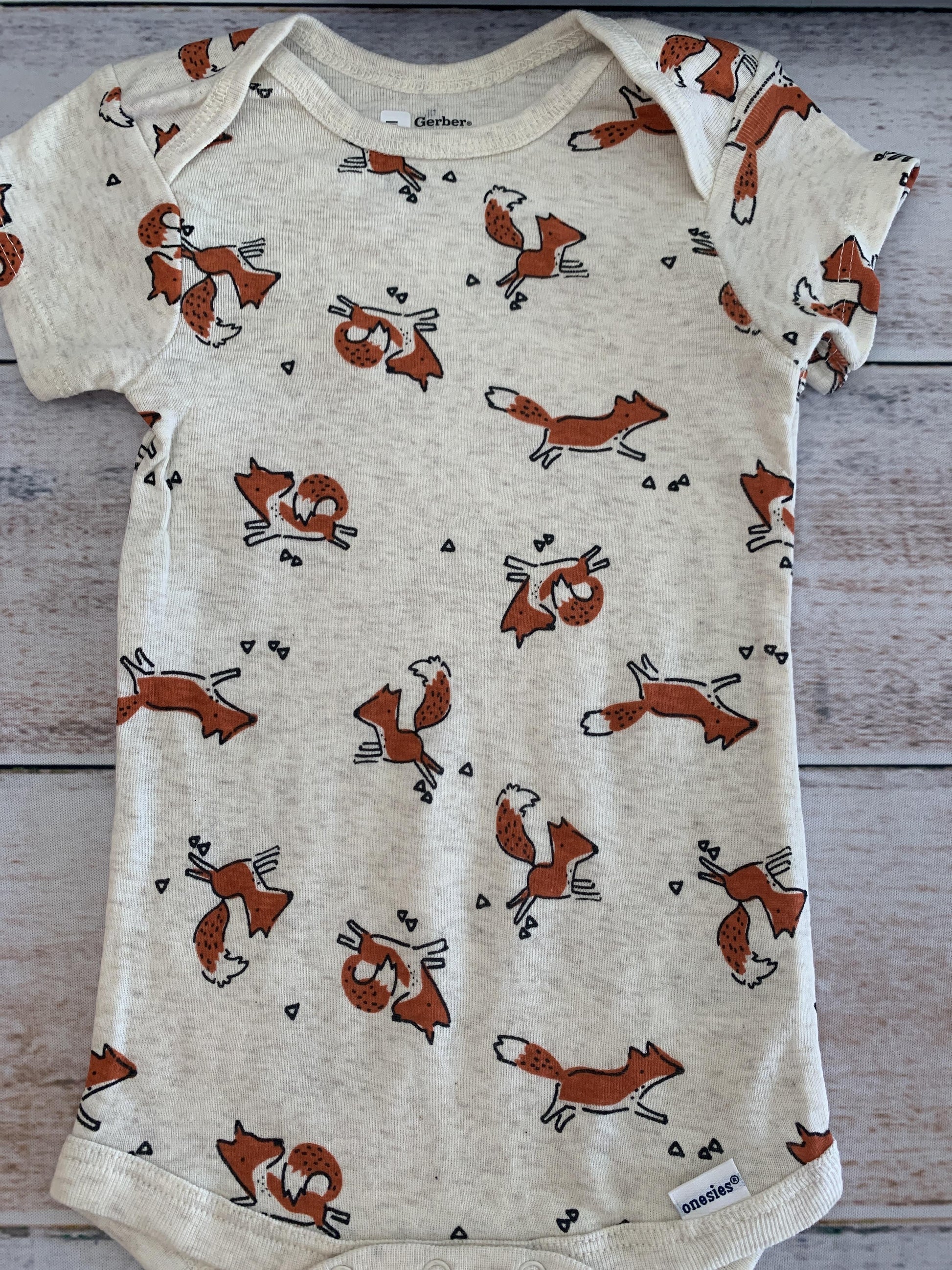 Gerber Childrenswear Boys animals | Tan Onesie Size: 6-9 months animals | Tan