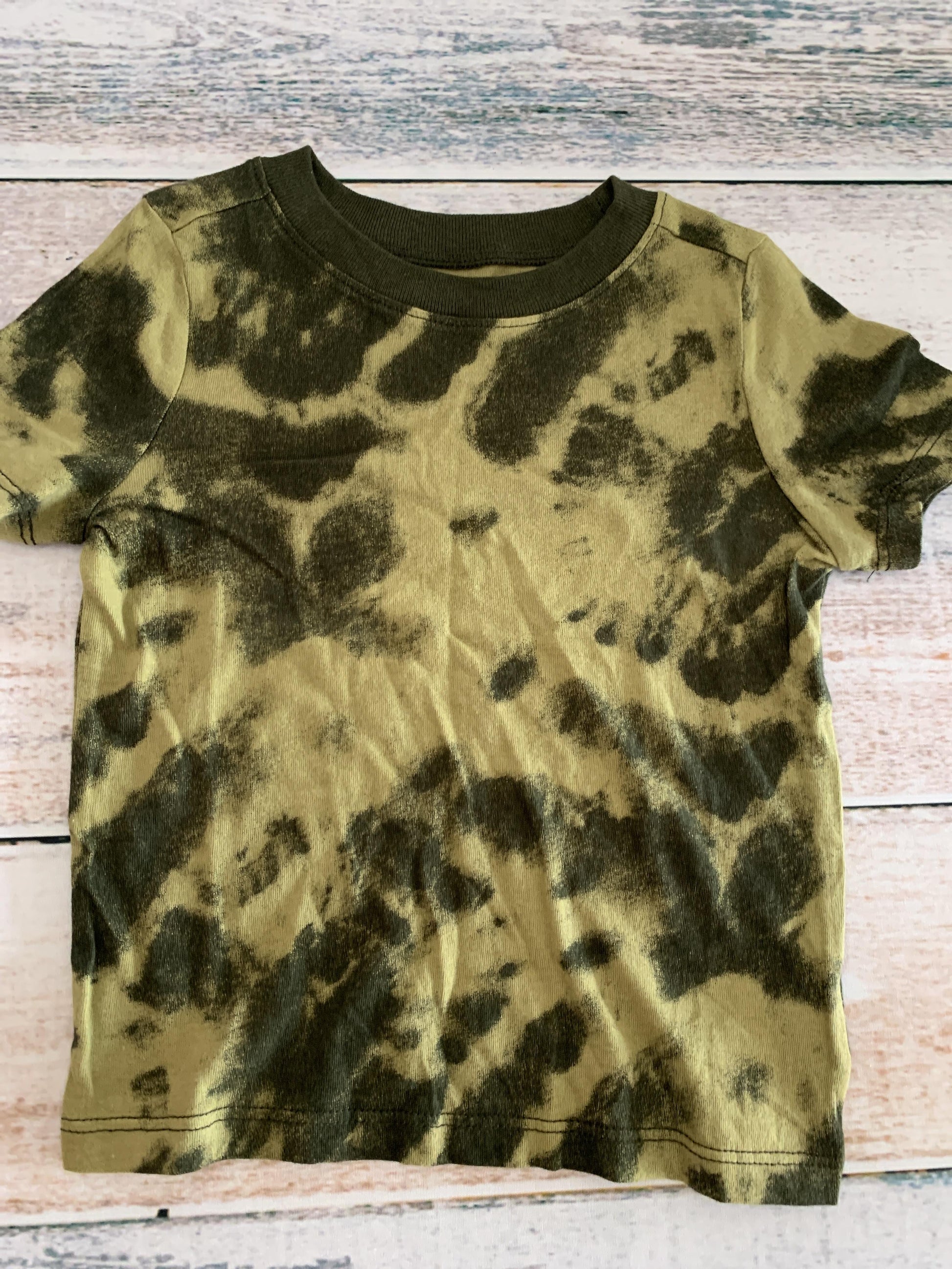 Old Navy Boys Army Green | Tie Dye T-Shirt Size: 12-18 months Army Green | Tie Dye