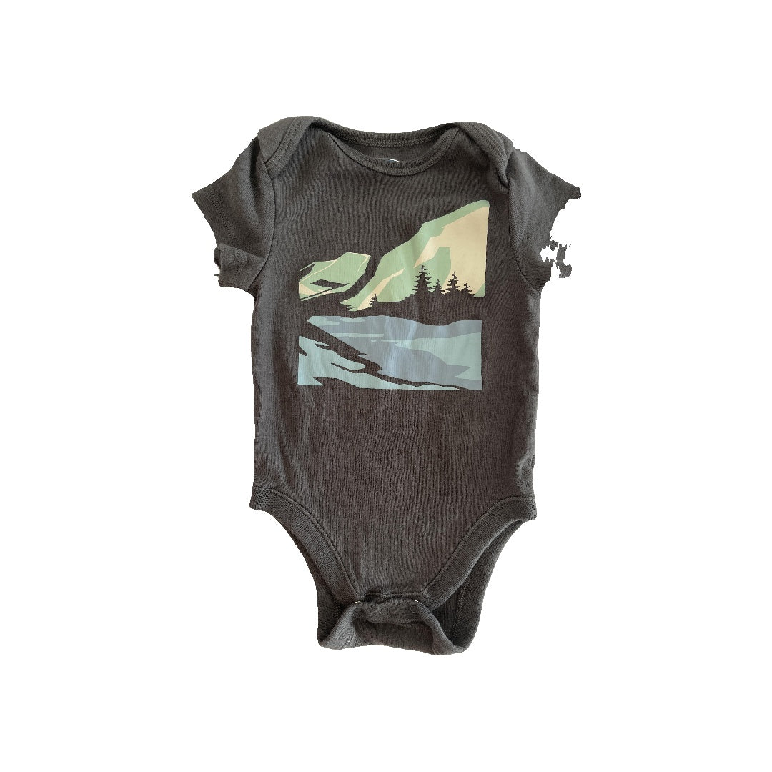 Old Navy Unisex Black | Forest Green Onesie Size: 6-12 months Black | Forest Green