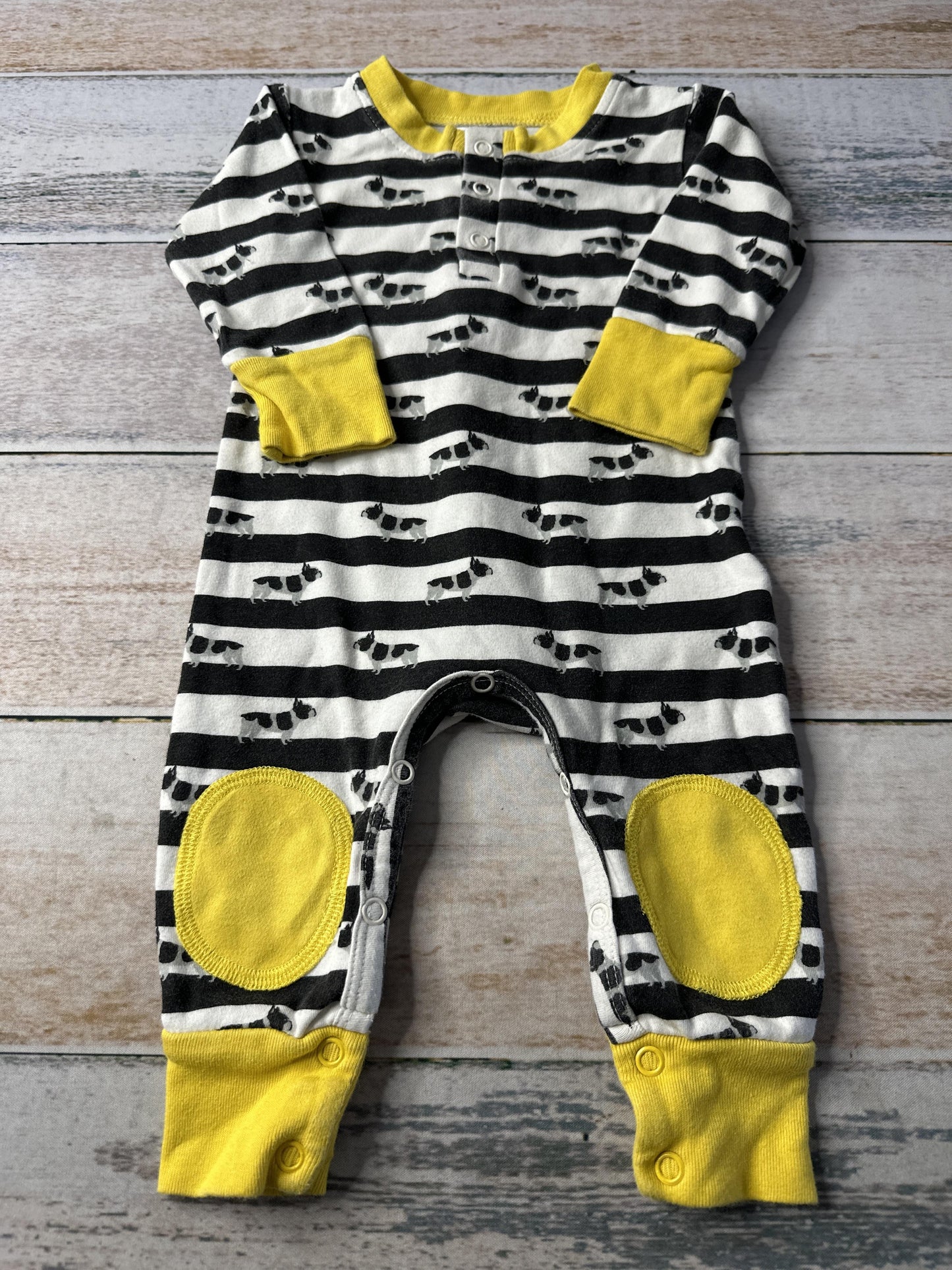 Cat & Dogma Unisex Black | White | Dogs Long Sleeve Outfit Size: 3-6 months Black | White | Dogs