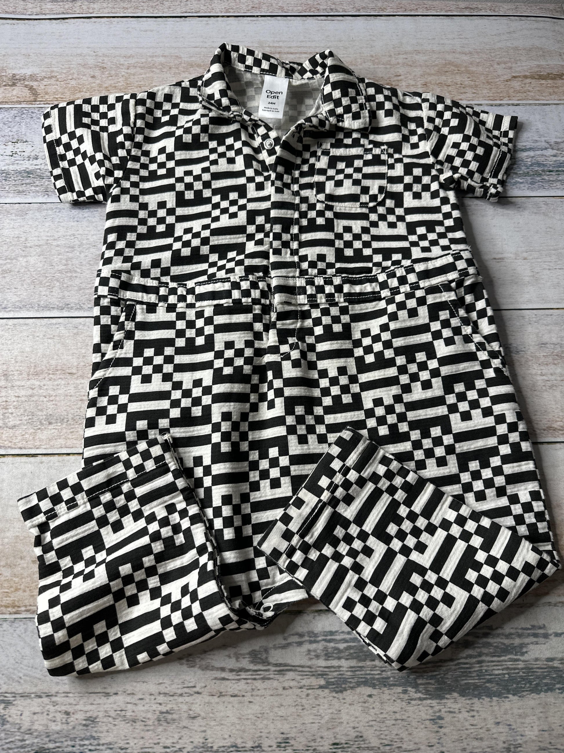 Open Edit Boys Black | White | Pattern Romper Size: 24 months Black | White | Pattern