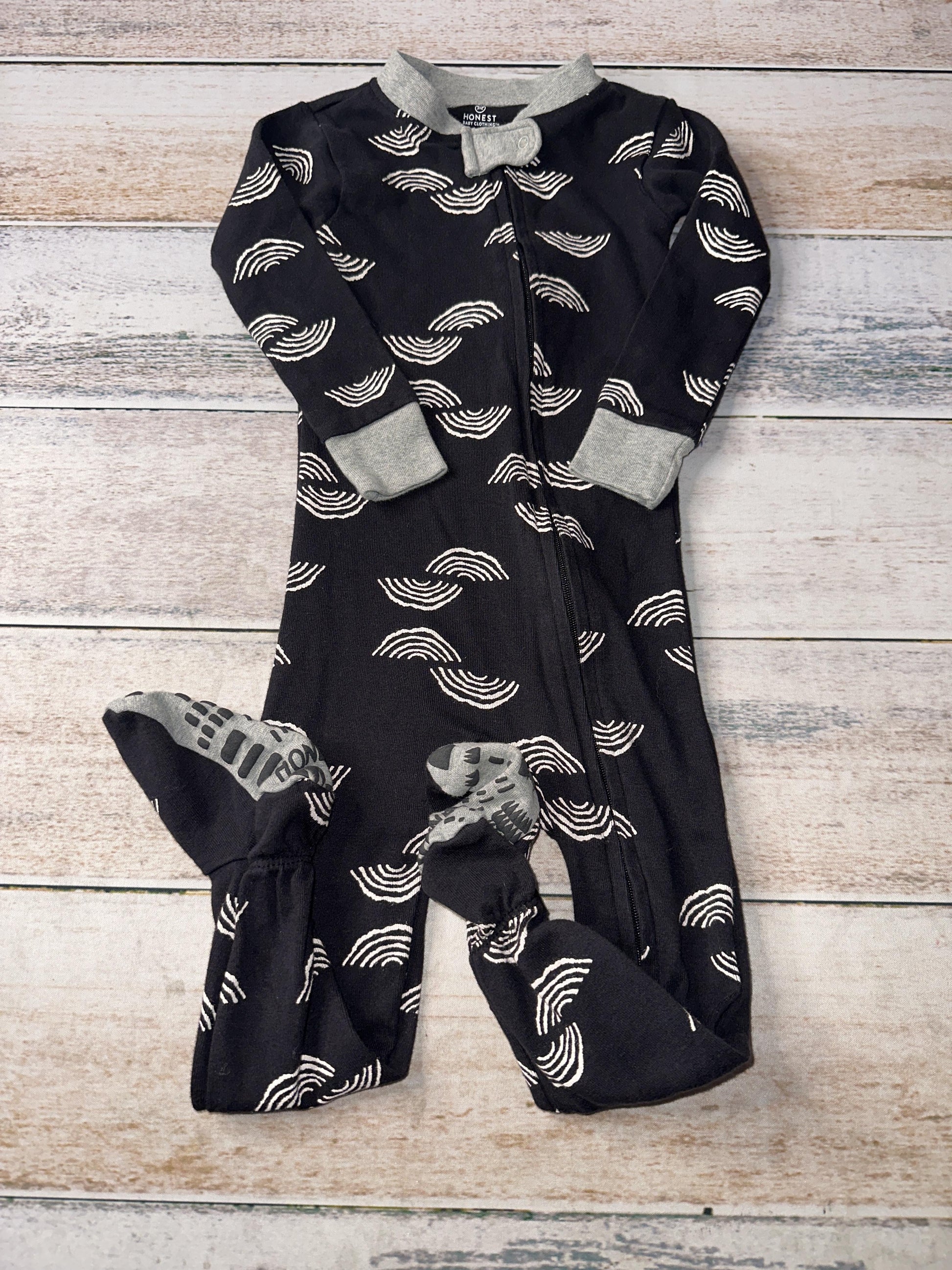 Honest co Unisex Black | White | Rainbow Pajamas Size: 18 months Black | White | Rainbow