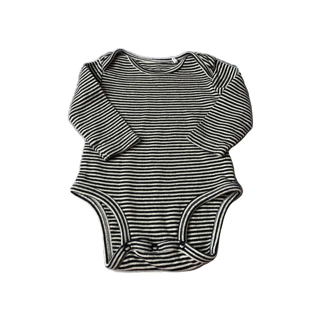 Oliver & Rain Unisex Black | White | Stripe Onesie Size: 3-6 months Black | White | Stripe