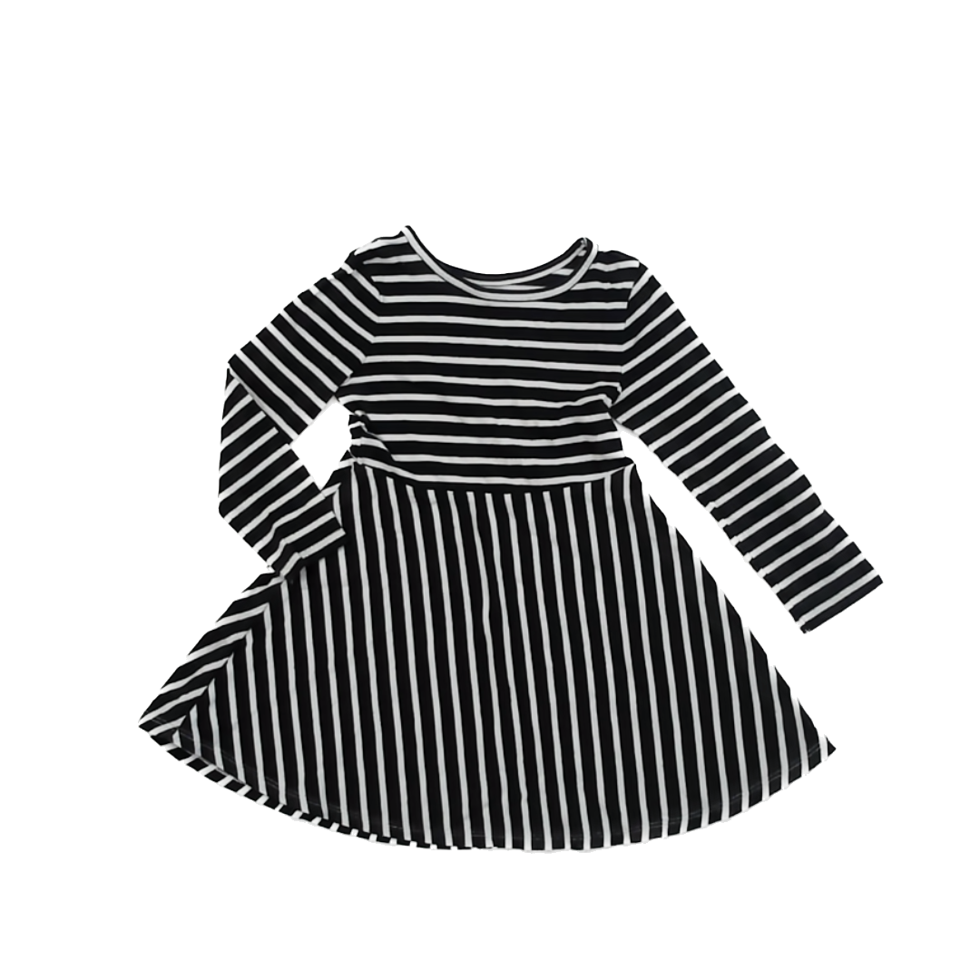 Cat & Jack Girls Black | White Stripe Dress Size: 4T Black | White Stripe