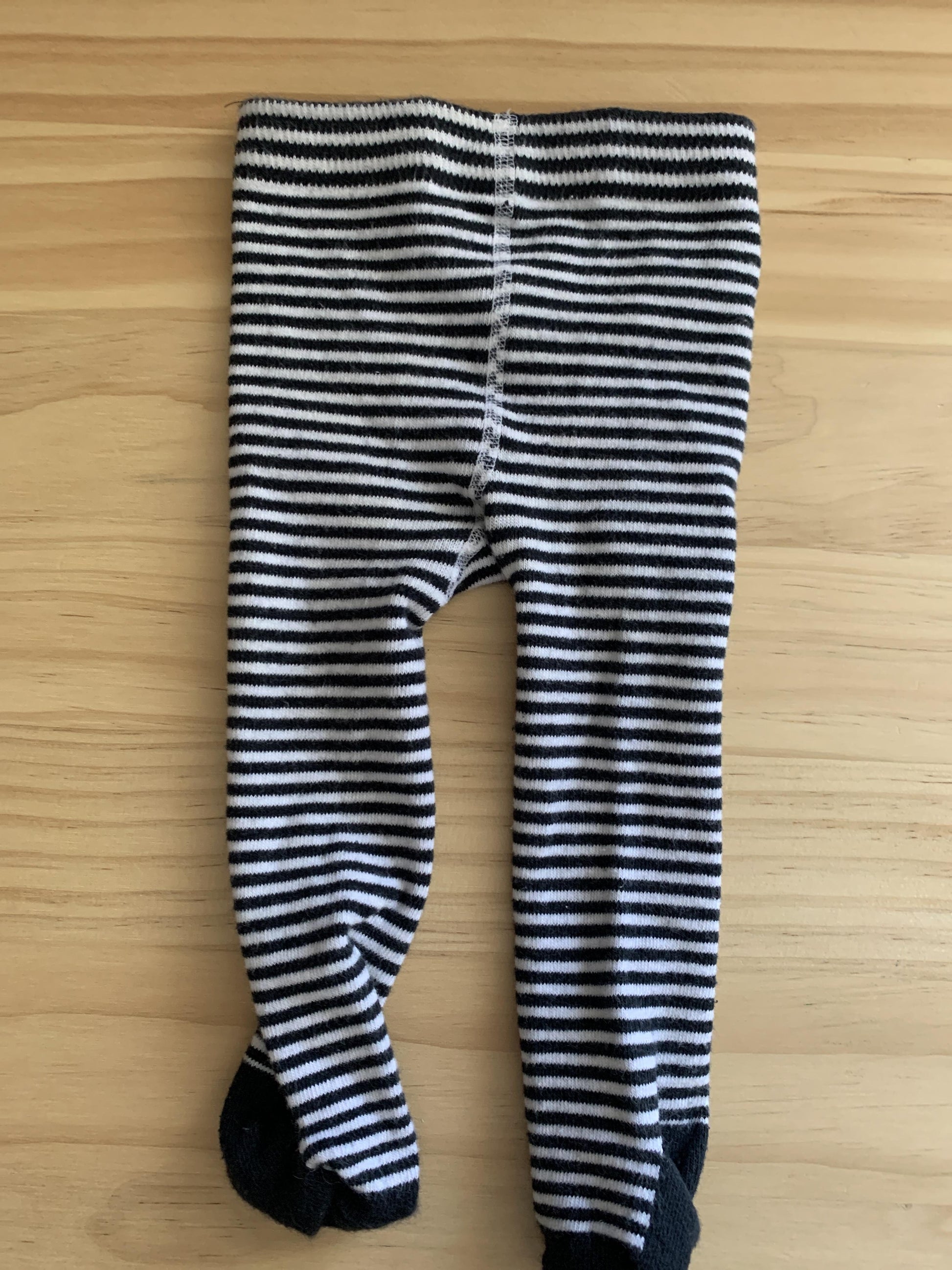 Girls Black | White | Stripe Leggings Size: 3-6 months Black | White | Stripe