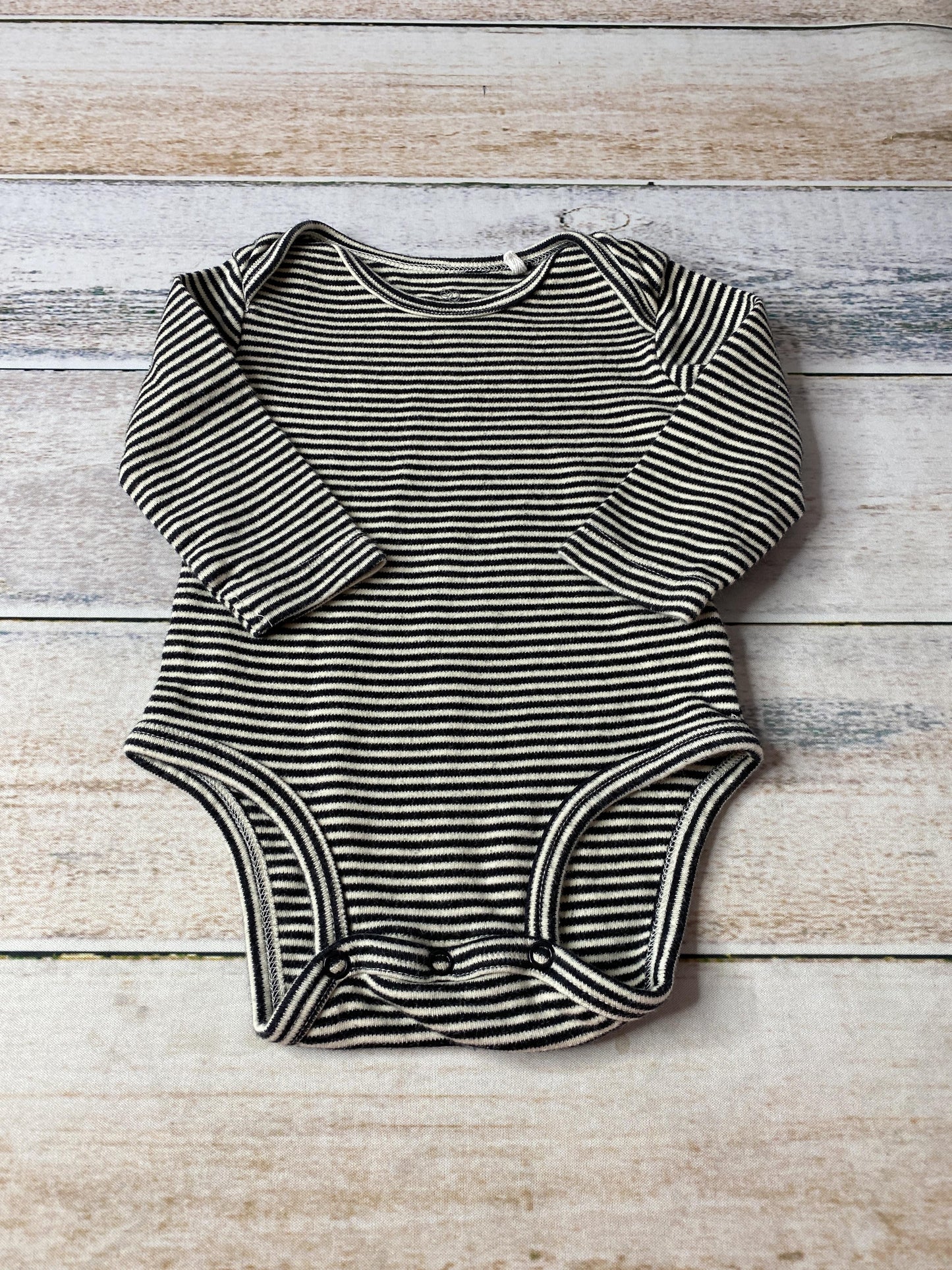 Oliver & Rain Unisex Black | White | Stripe Onesie Size: 3-6 months Black | White | Stripe