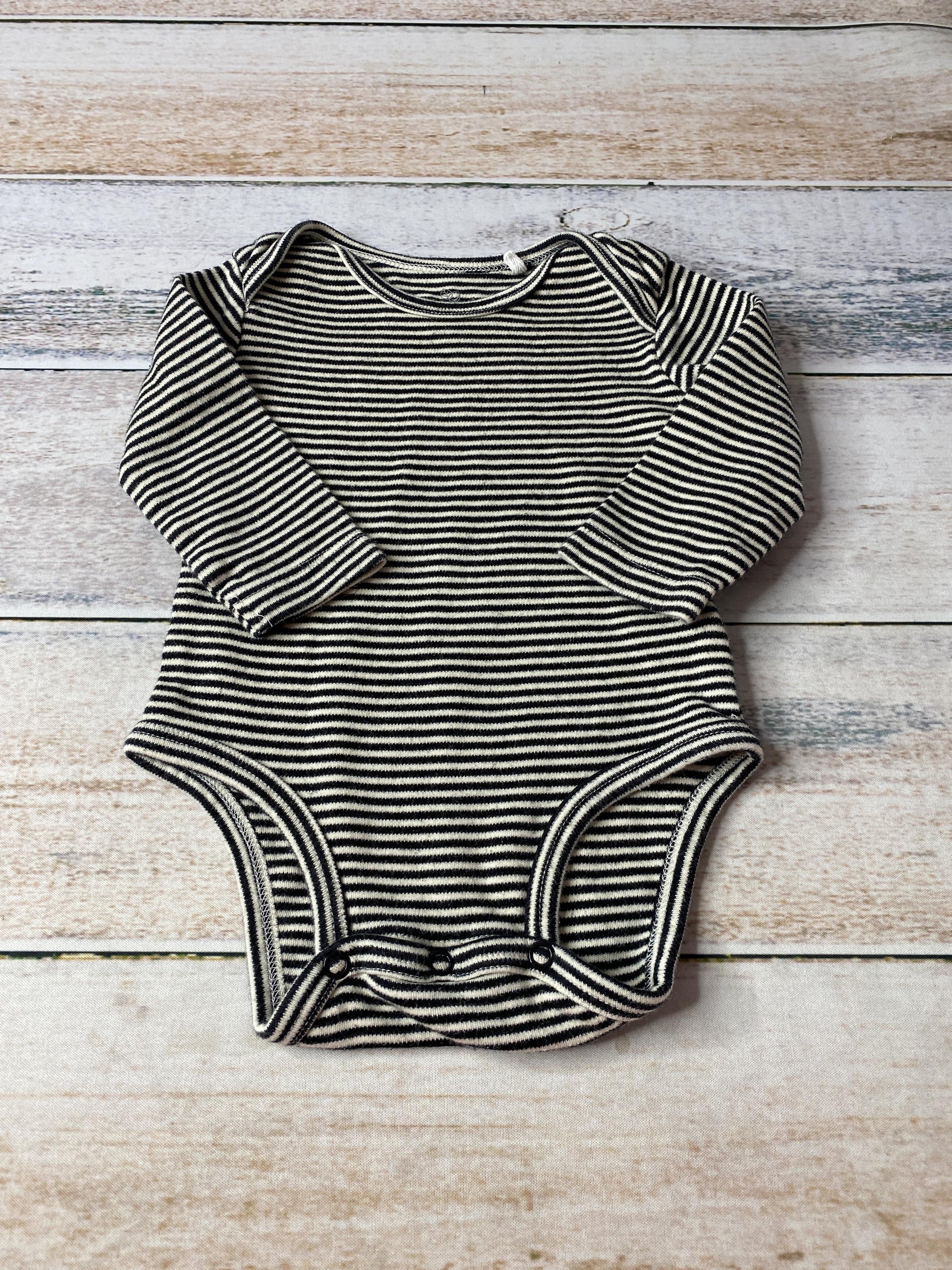 Oliver & Rain Unisex Black | White | Stripe Onesie Size: 3-6 months Black | White | Stripe