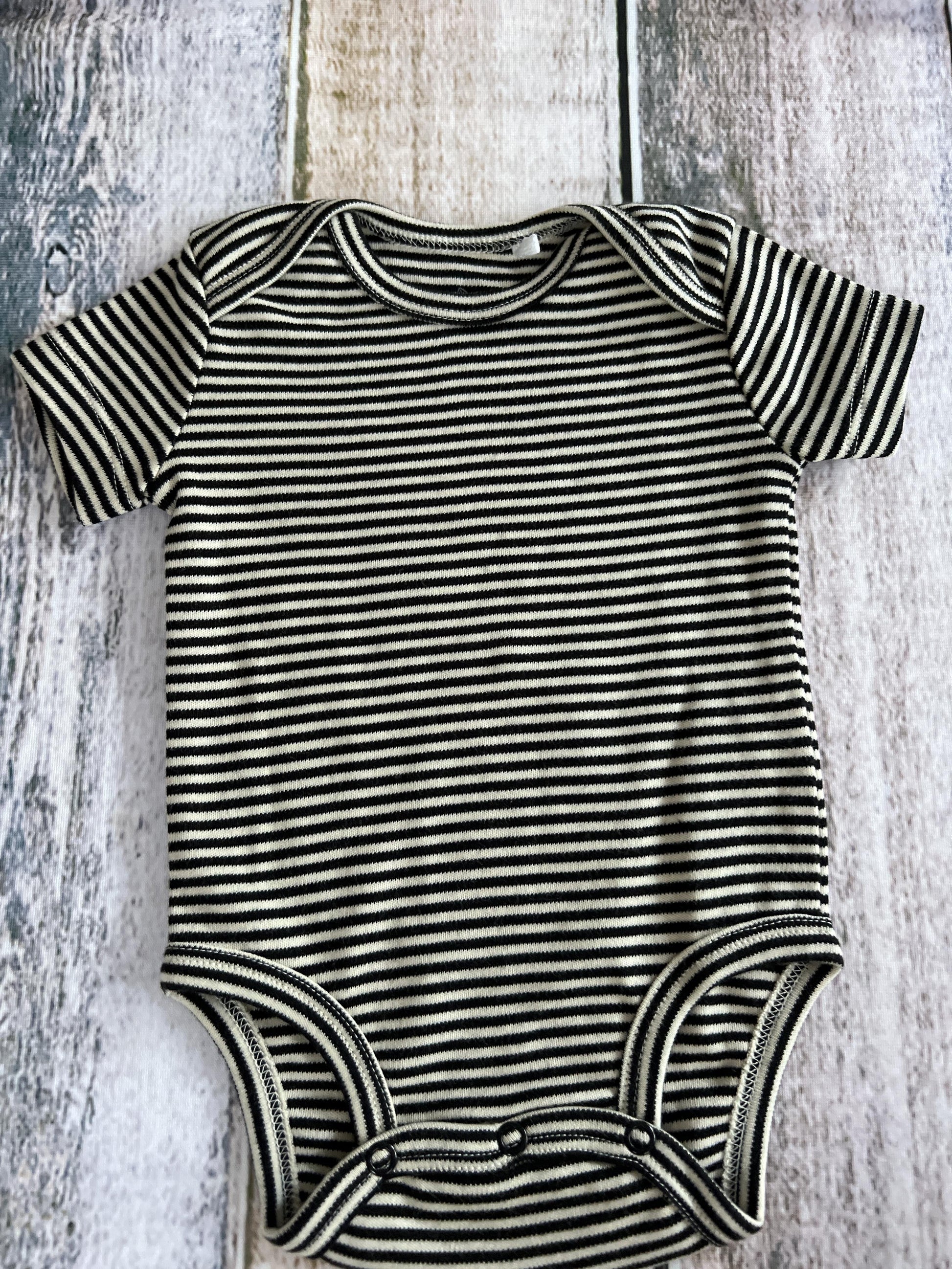Oliver & Rain Unisex Black | White | Stripe Onesie Size: 3 months Black | White | Stripe