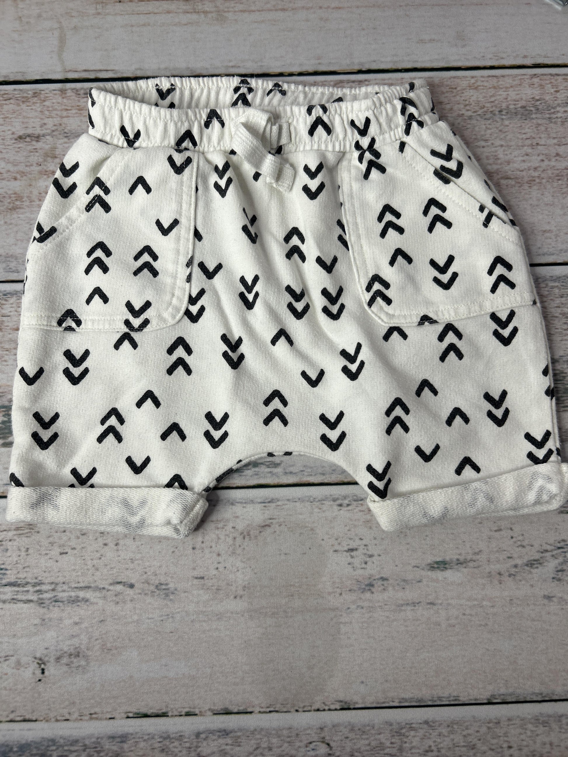 Unisex Black | White Shorts Size: 12-18 months Black | White