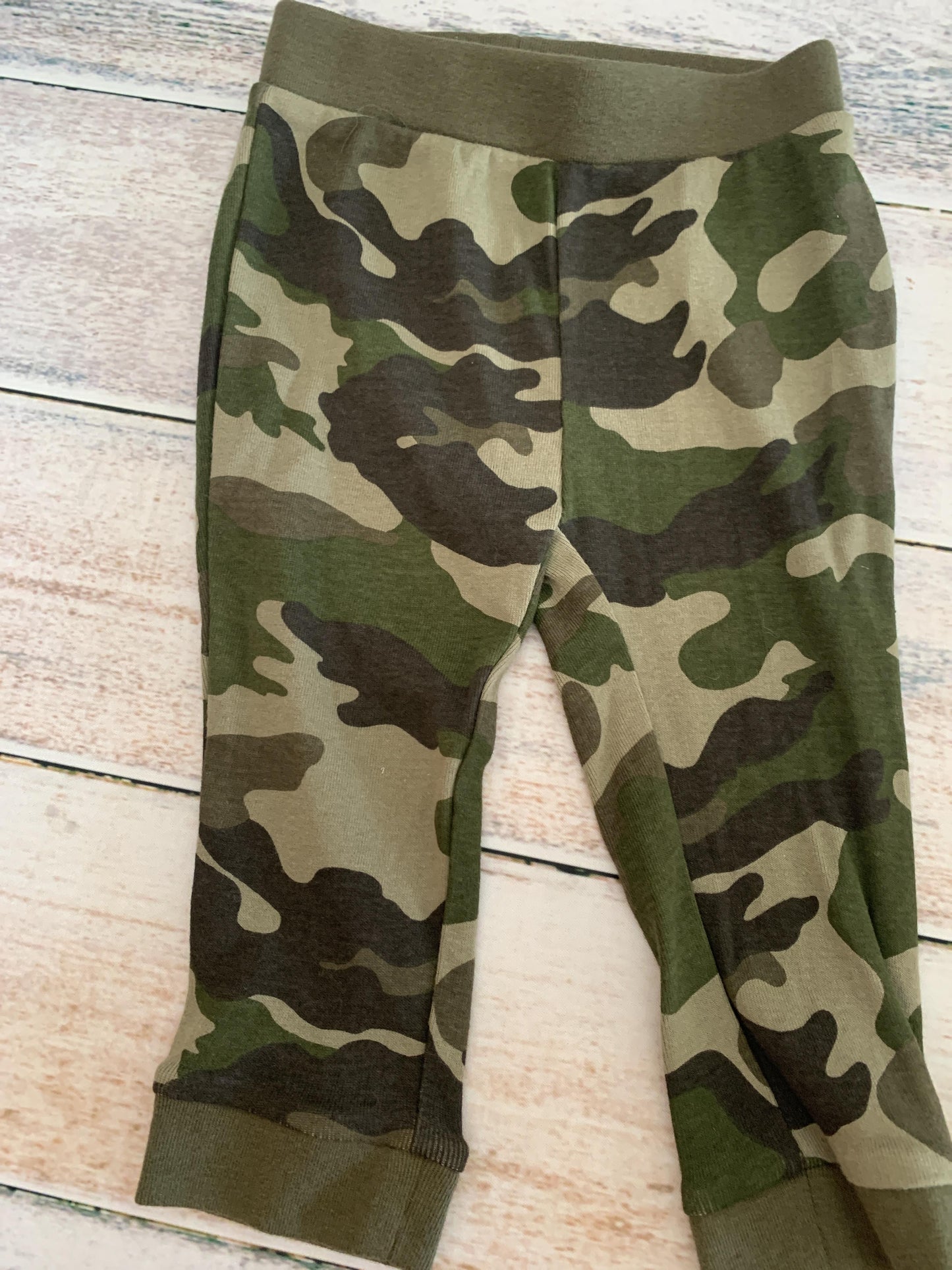 Old Navy Unisex Camo Pants Size: 12-18 months Camo