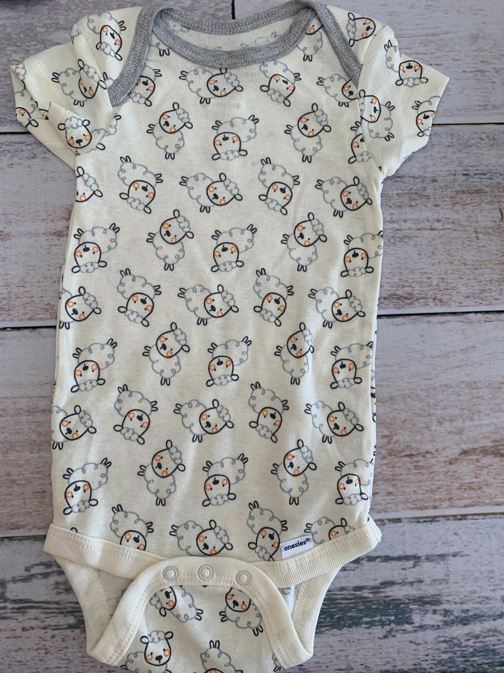 Gerber organic Unisex cream | animals | Pattern Onesie Size: 3-6 months cream | animals | Pattern