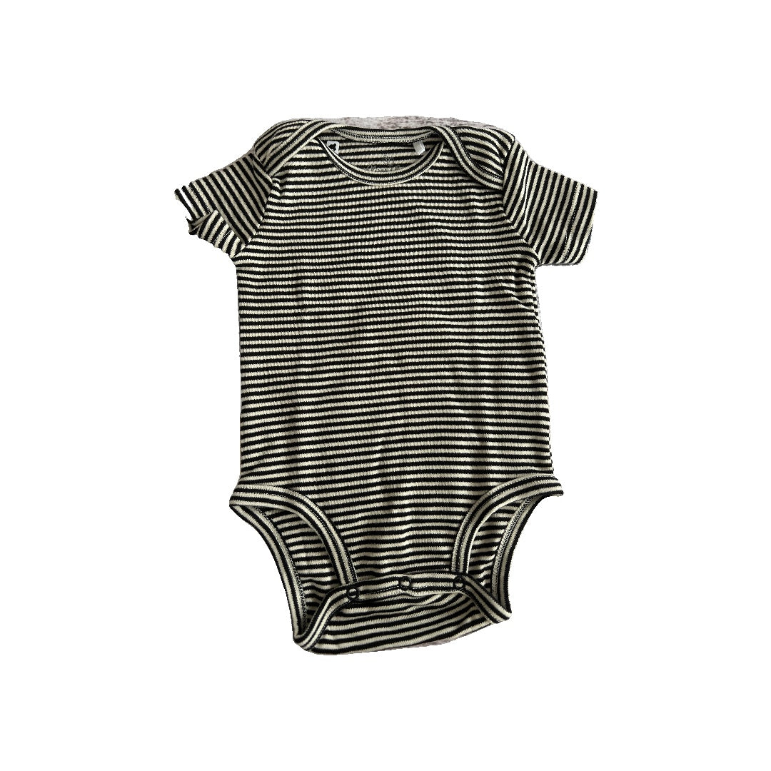 Oliver & Rain Unisex cream | Black | Stripe Onesie Size: 6 months cream | Black | Stripe