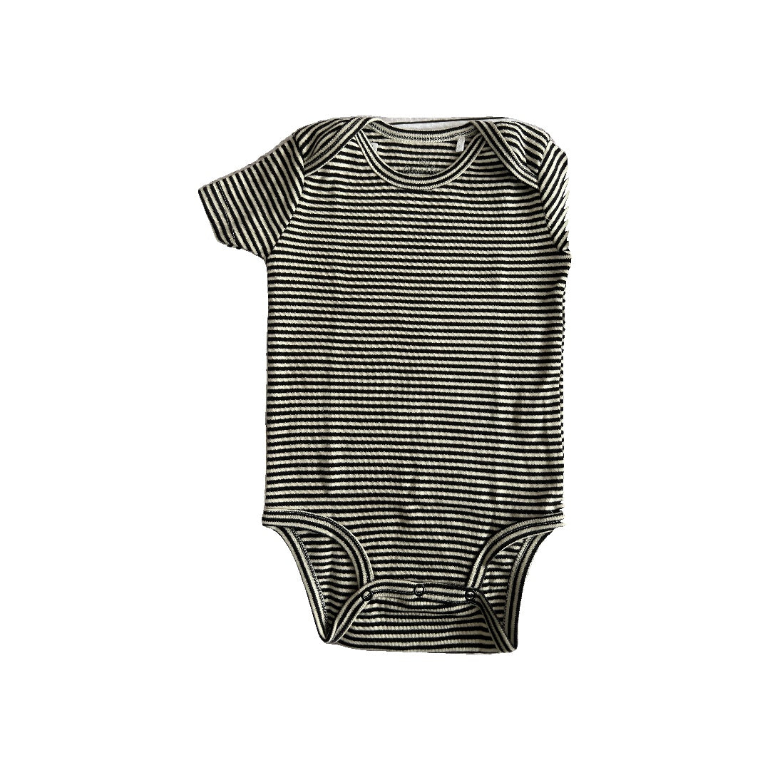 Oliver & Rain Unisex cream | Black | Stripe Onesie Size: 12 months cream | Black | Stripe
