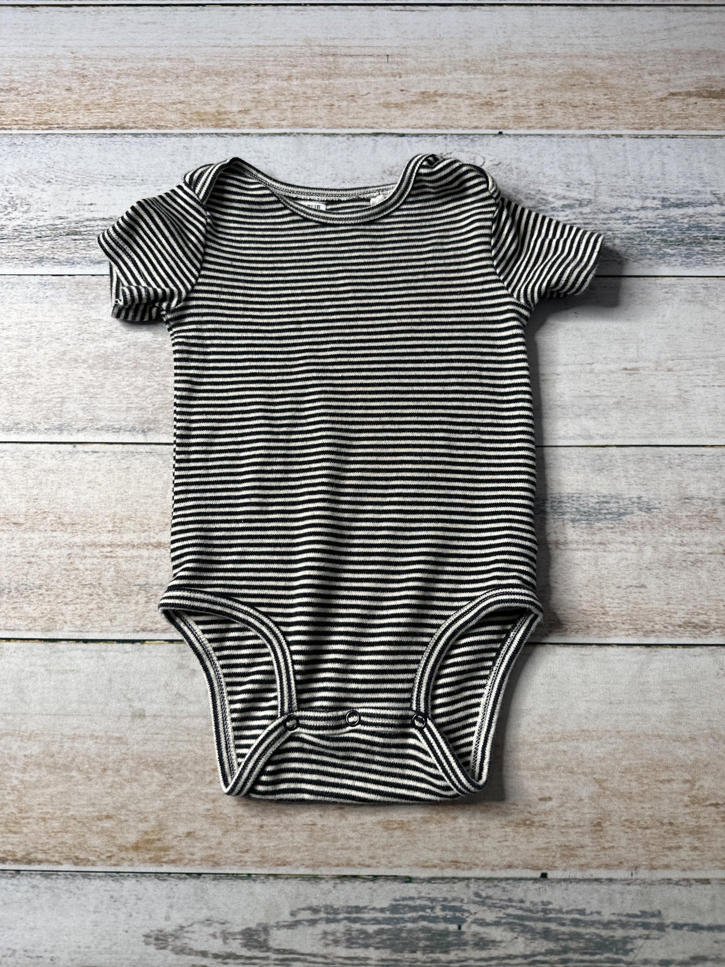 Oliver & Rain Unisex cream | Black | Stripe Onesie Size: 18 months cream | Black | Stripe