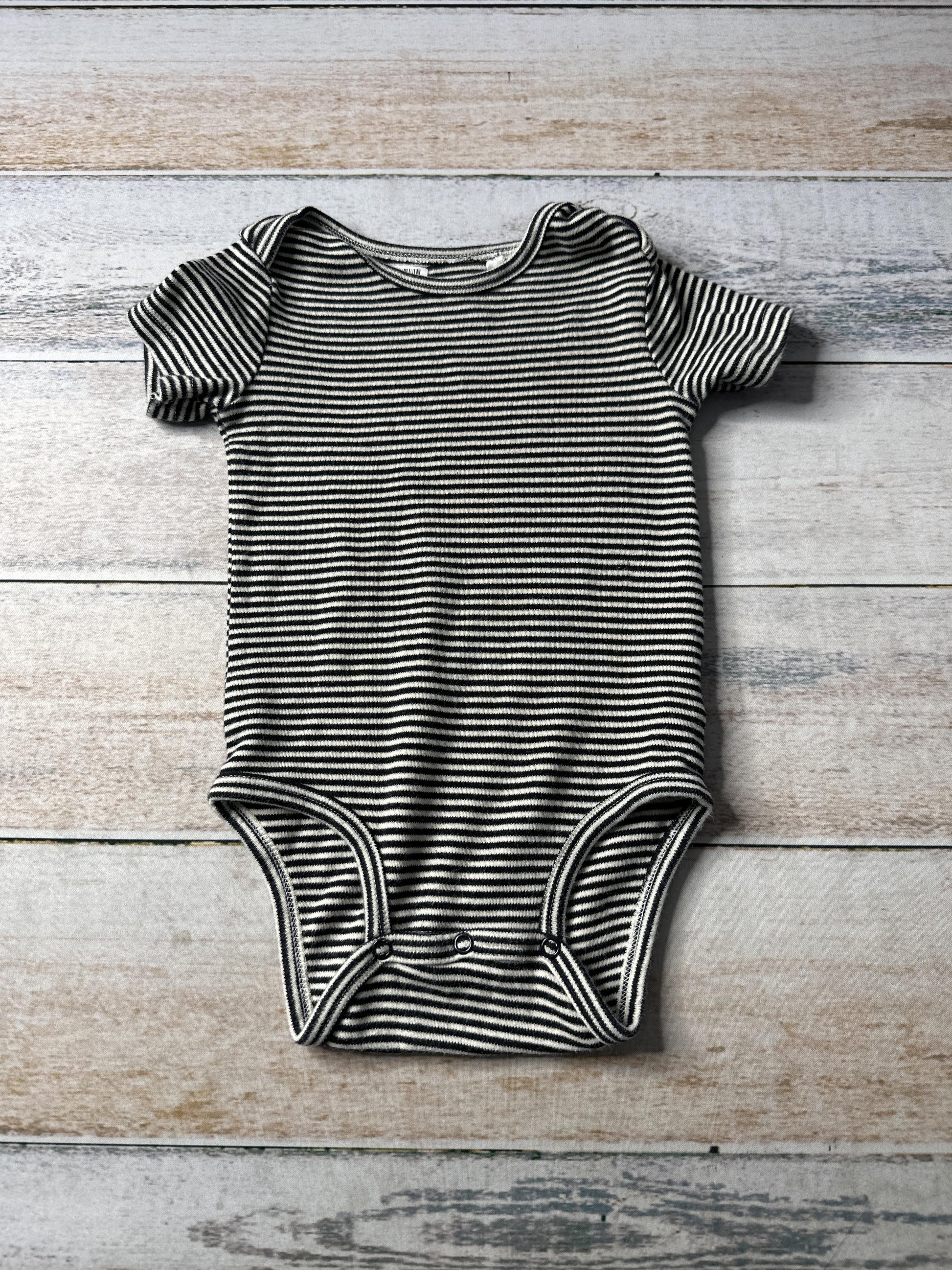 Oliver & Rain Unisex cream | Black | Stripe Onesie Size: 18 months cream | Black | Stripe