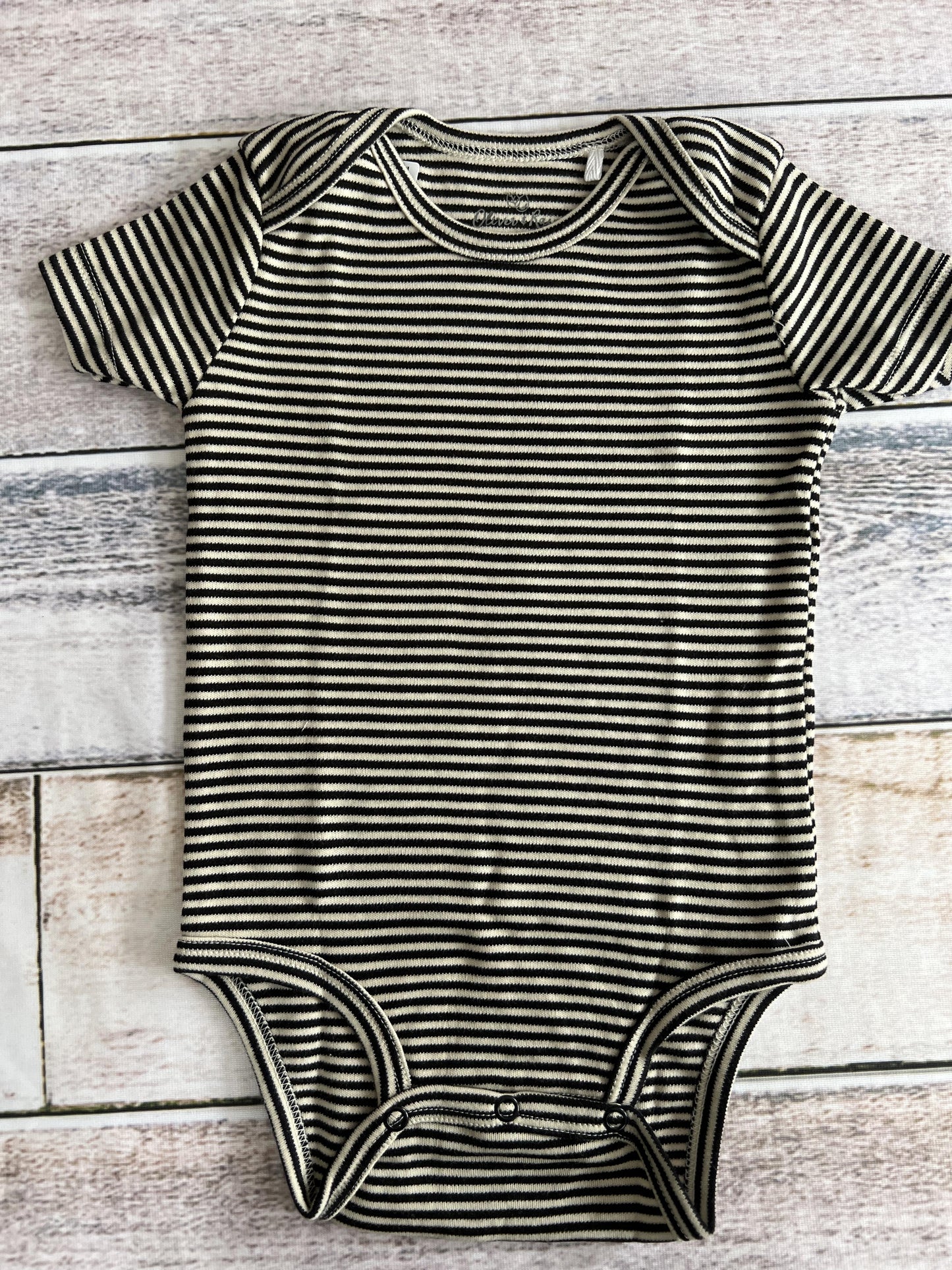 Oliver & Rain Unisex cream | Black | Stripe Onesie Size: 12 months cream | Black | Stripe