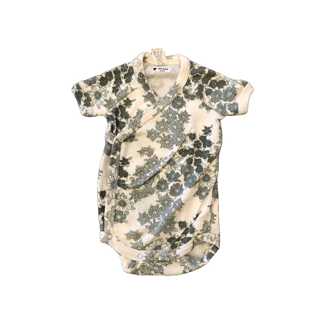 Kate Quinn Girls cream | green | Flowers Onesie Size: 3-6 months cream | green | Flowers
