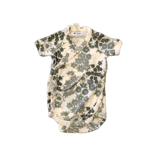 Kate Quinn Girls cream | green | Flowers Onesie Size: 3-6 months cream | green | Flowers