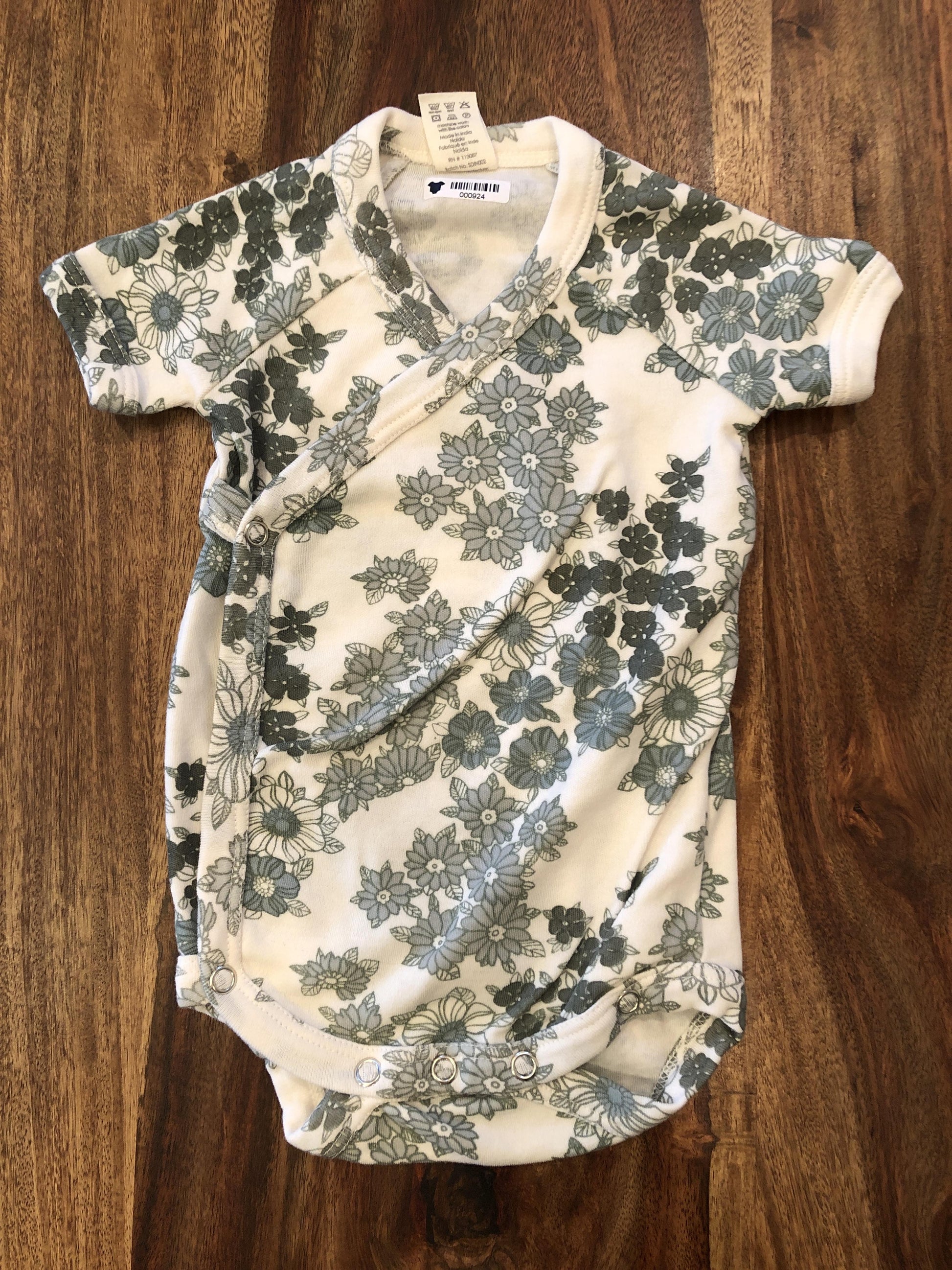 Kate Quinn Girls cream | green | Flowers Onesie Size: 3-6 months cream | green | Flowers