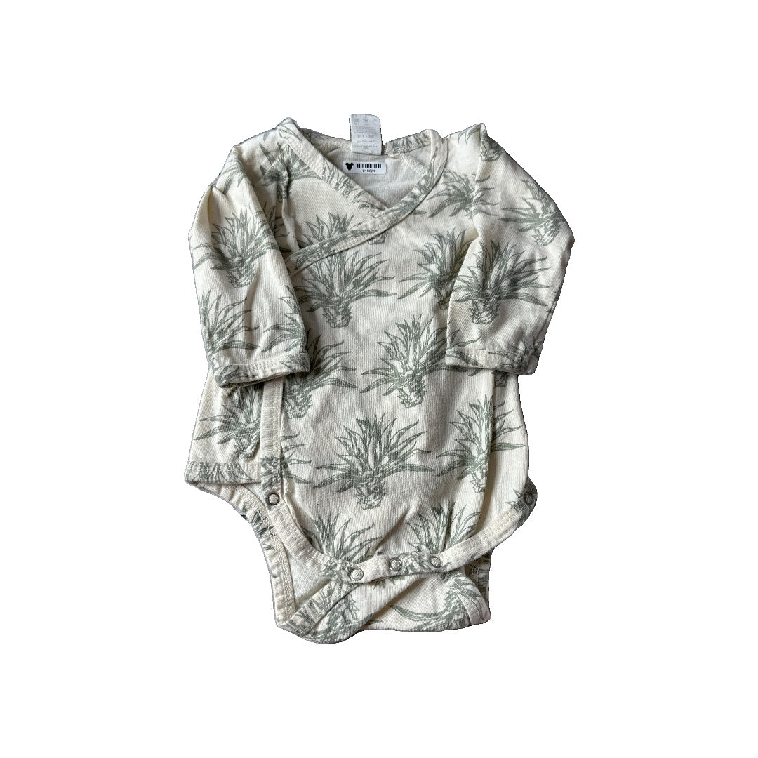 Kate Quinn Unisex cream | green Onesie Size: 3-6 months cream | green