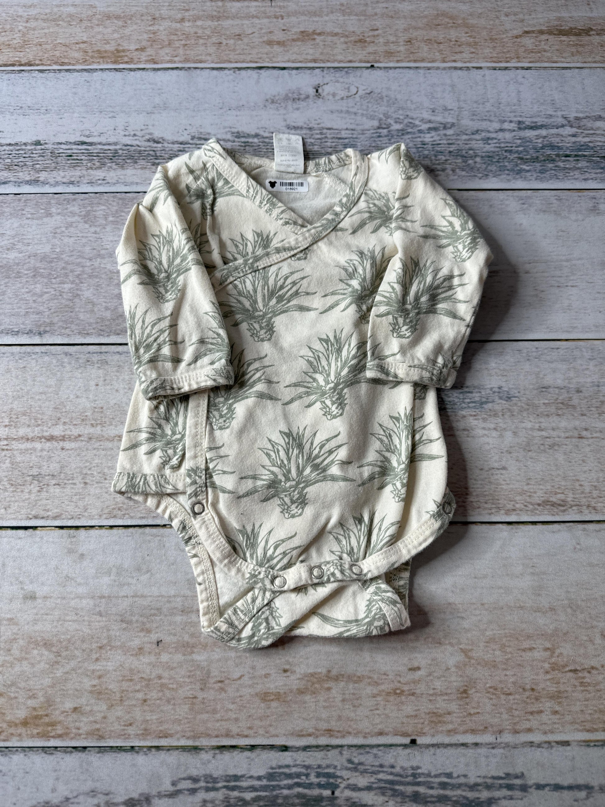 Kate Quinn Unisex cream | green Onesie Size: 3-6 months cream | green