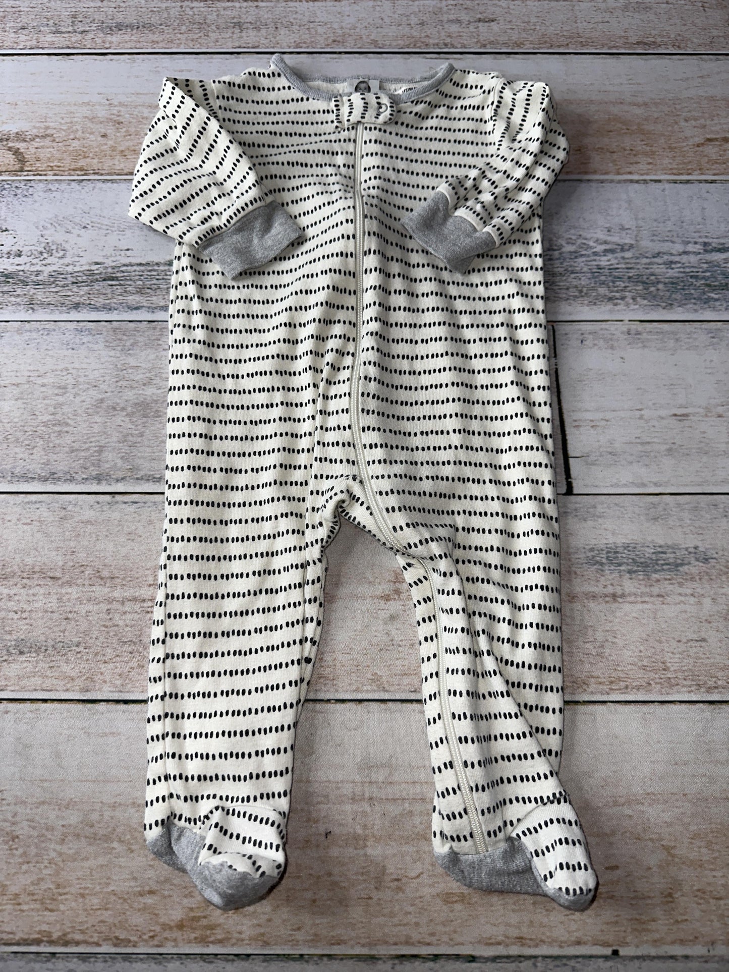 Gerber organic Unisex cream | polka dot Pajamas Size: 6-9 months cream | polka dot