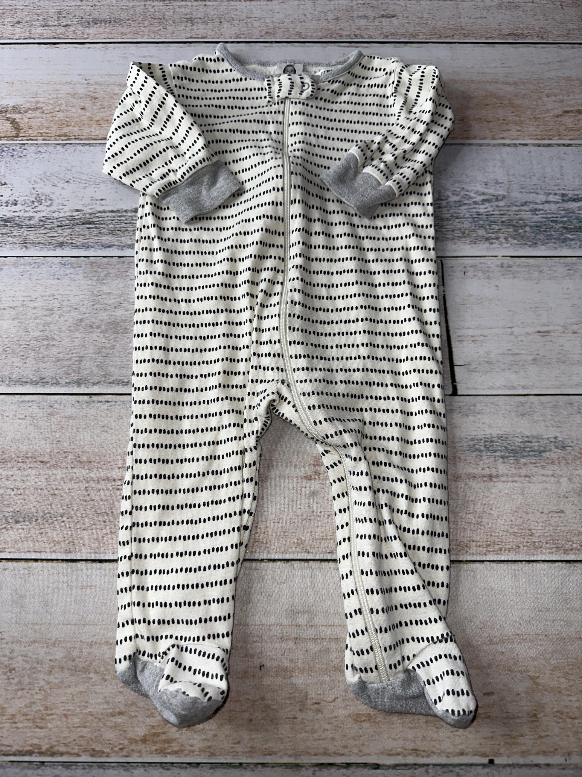 Gerber organic Unisex cream | polka dot Pajamas Size: 6-9 months cream | polka dot