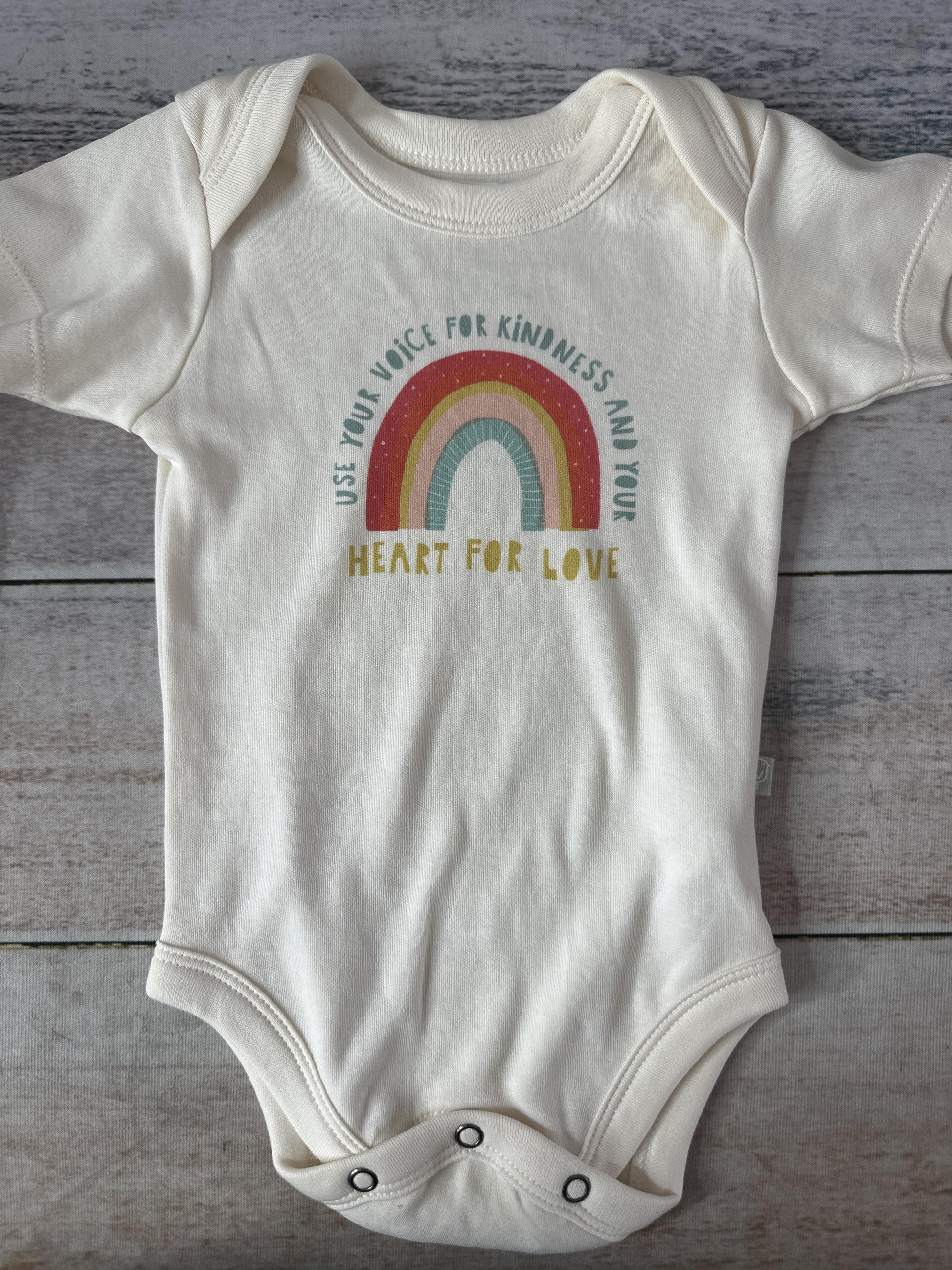 Finn + Emma Unisex cream | Rainbow Onesie Size: 0-3 months cream | Rainbow