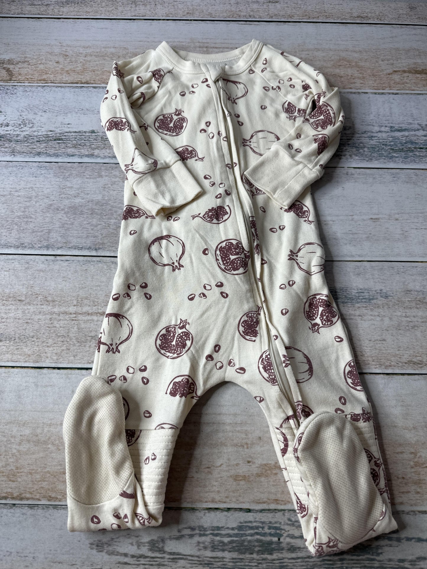 Goumi Unisex cream Pajamas Size: 12-18 months cream