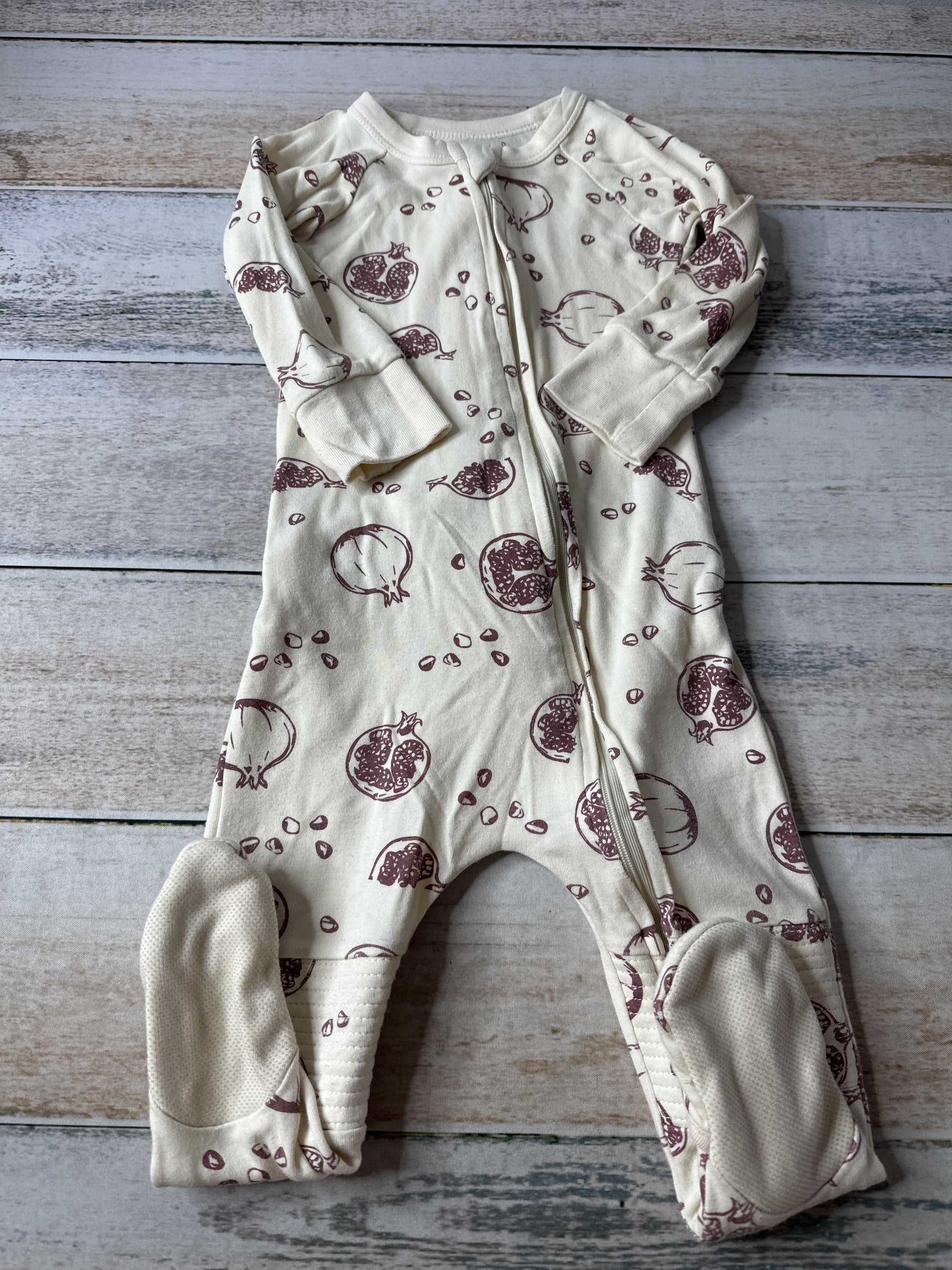 Goumi Unisex cream Pajamas Size: 12-18 months cream