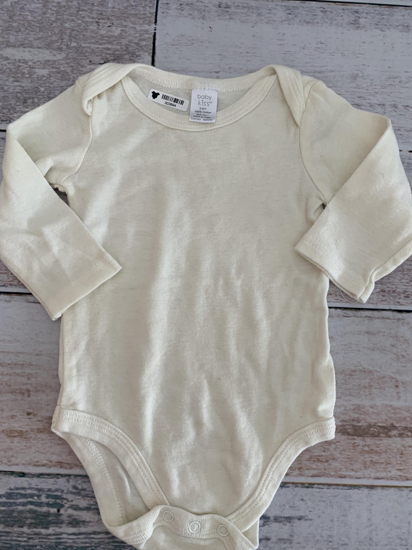 Baby Kiss Unisex cream Onesie Size: 3-6 months cream