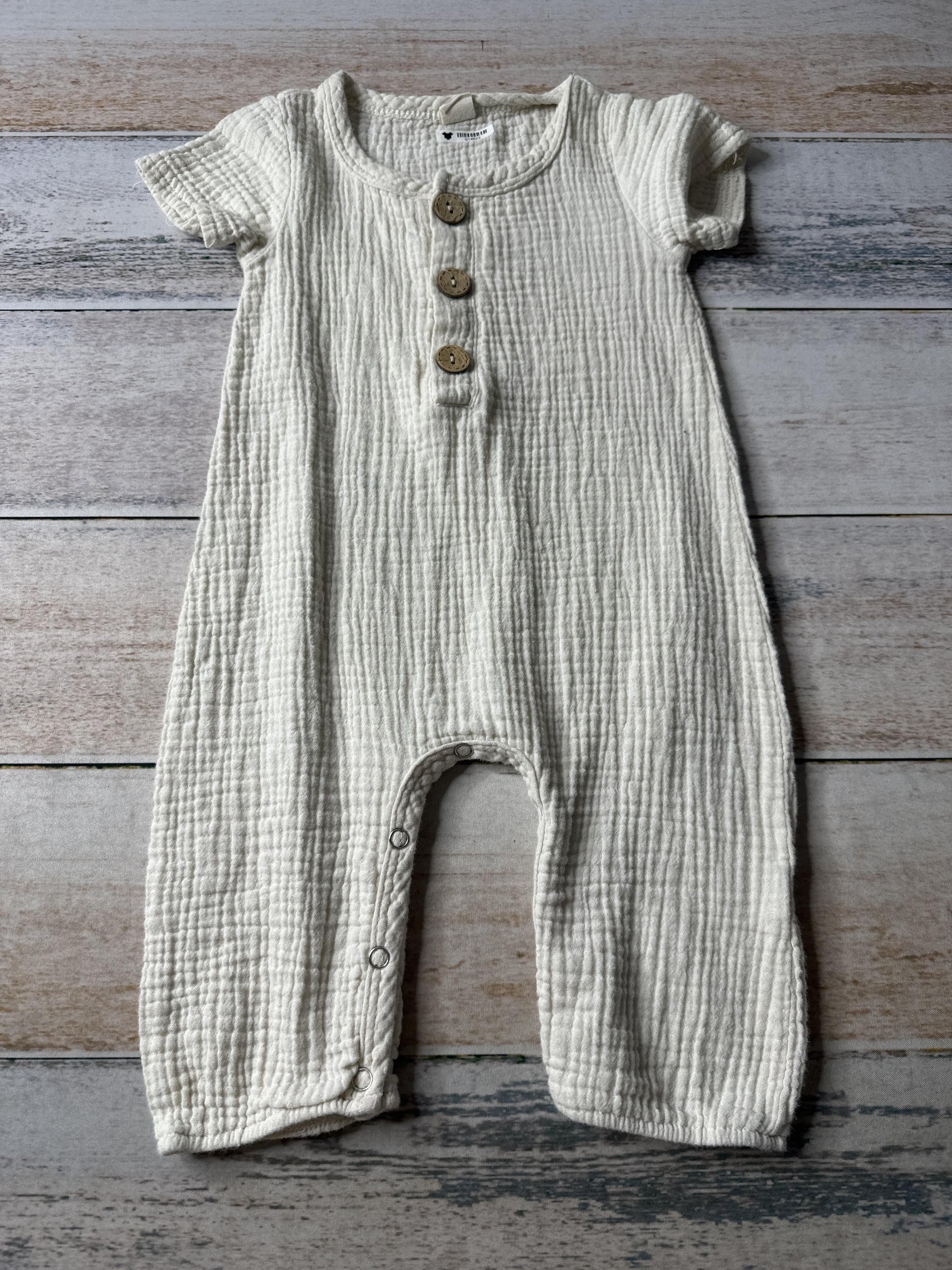 Unisex cream Romper Size: 18-24 months cream
