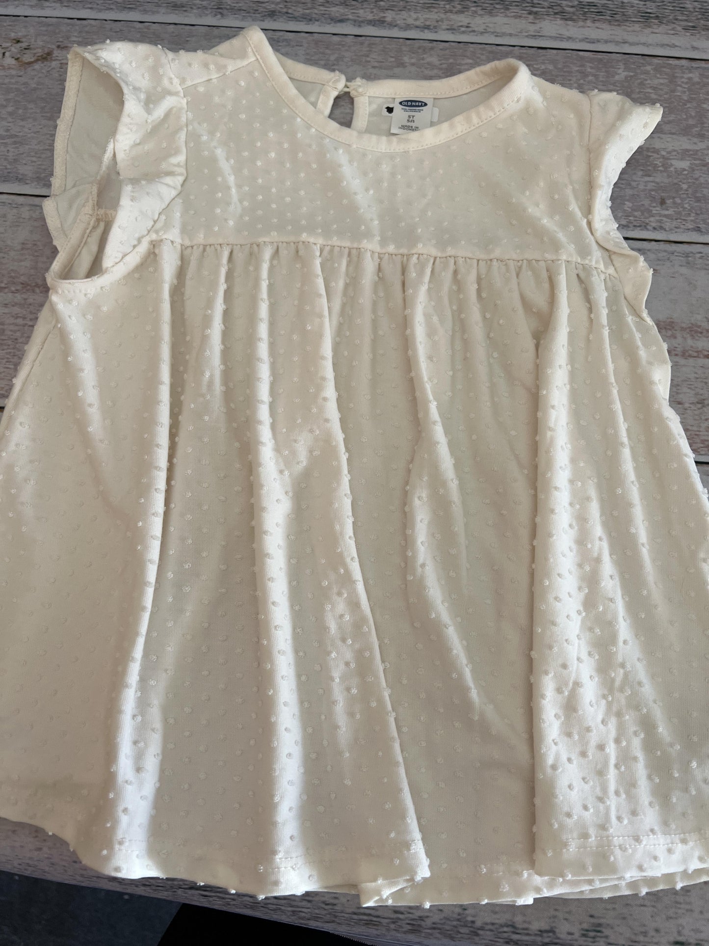 Old Navy Girls cream T-Shirt Size: 5 cream