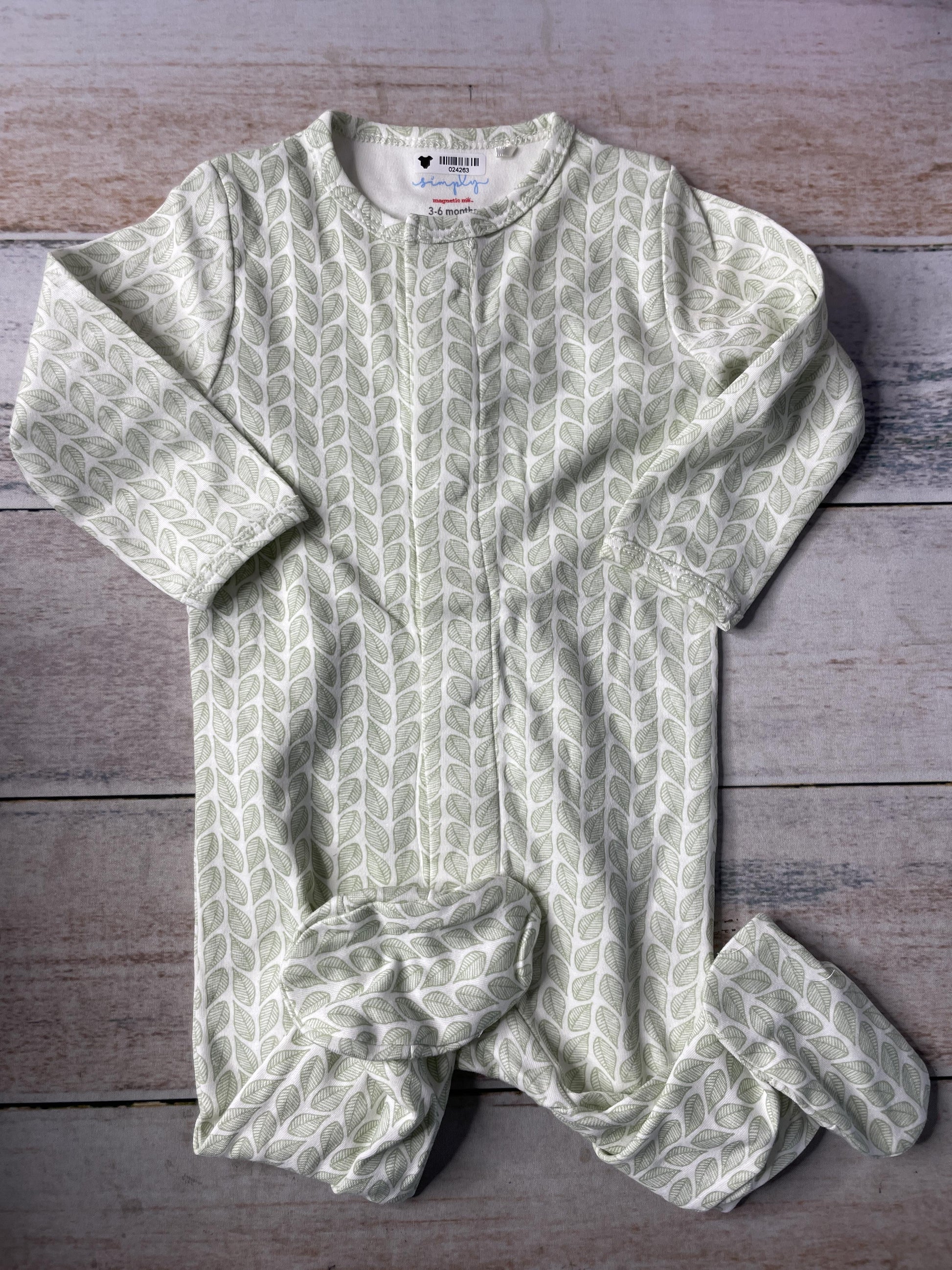Simply Magnetic Me Unisex green | whiite | leaf Pajamas Size: 3-6 months green | whiite | leaf