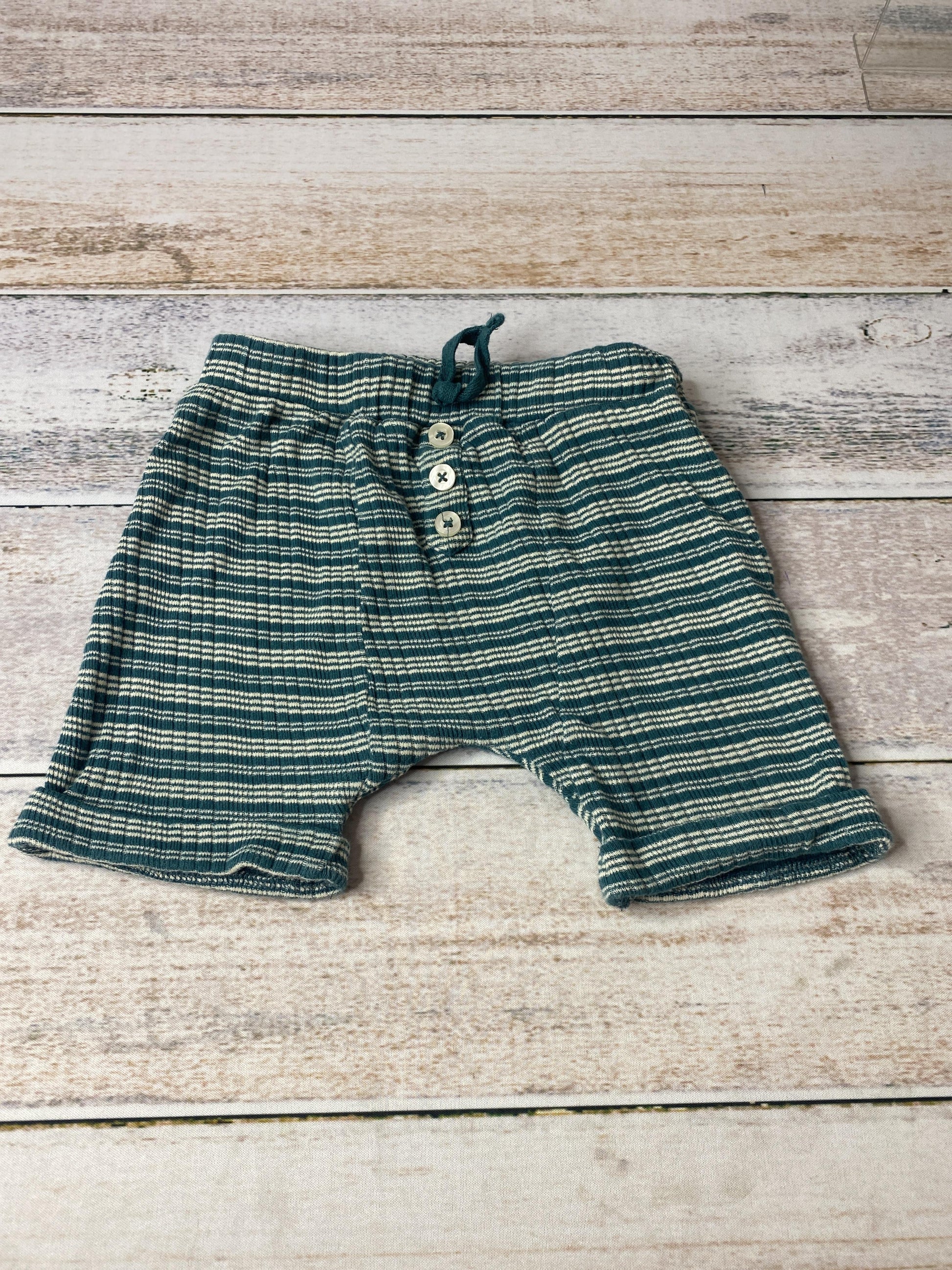 Kate Quinn Unisex green | White | Striped Shorts Size: 18-24 months green | White | Striped