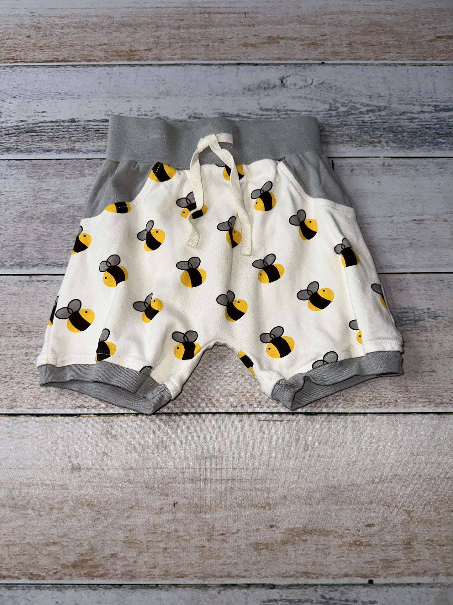 Cat & Dogma Unisex Grey | Bees | Yellow Shorts Size: 18-24 months Grey | Bees | Yellow