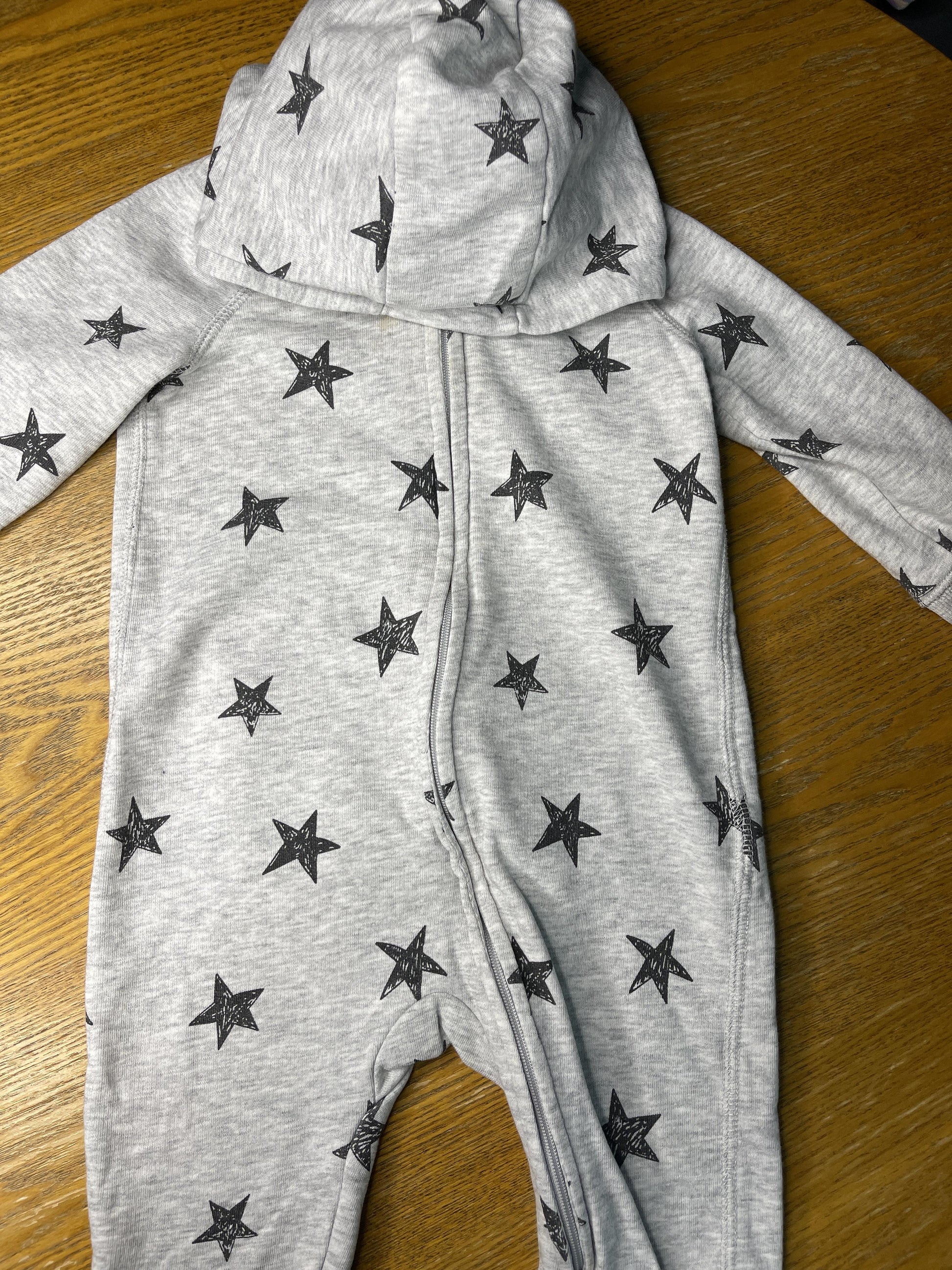 H&M Boys Grey | Black | Stars Long Sleeve Outfit Size: 6-9 months Grey | Black | Stars