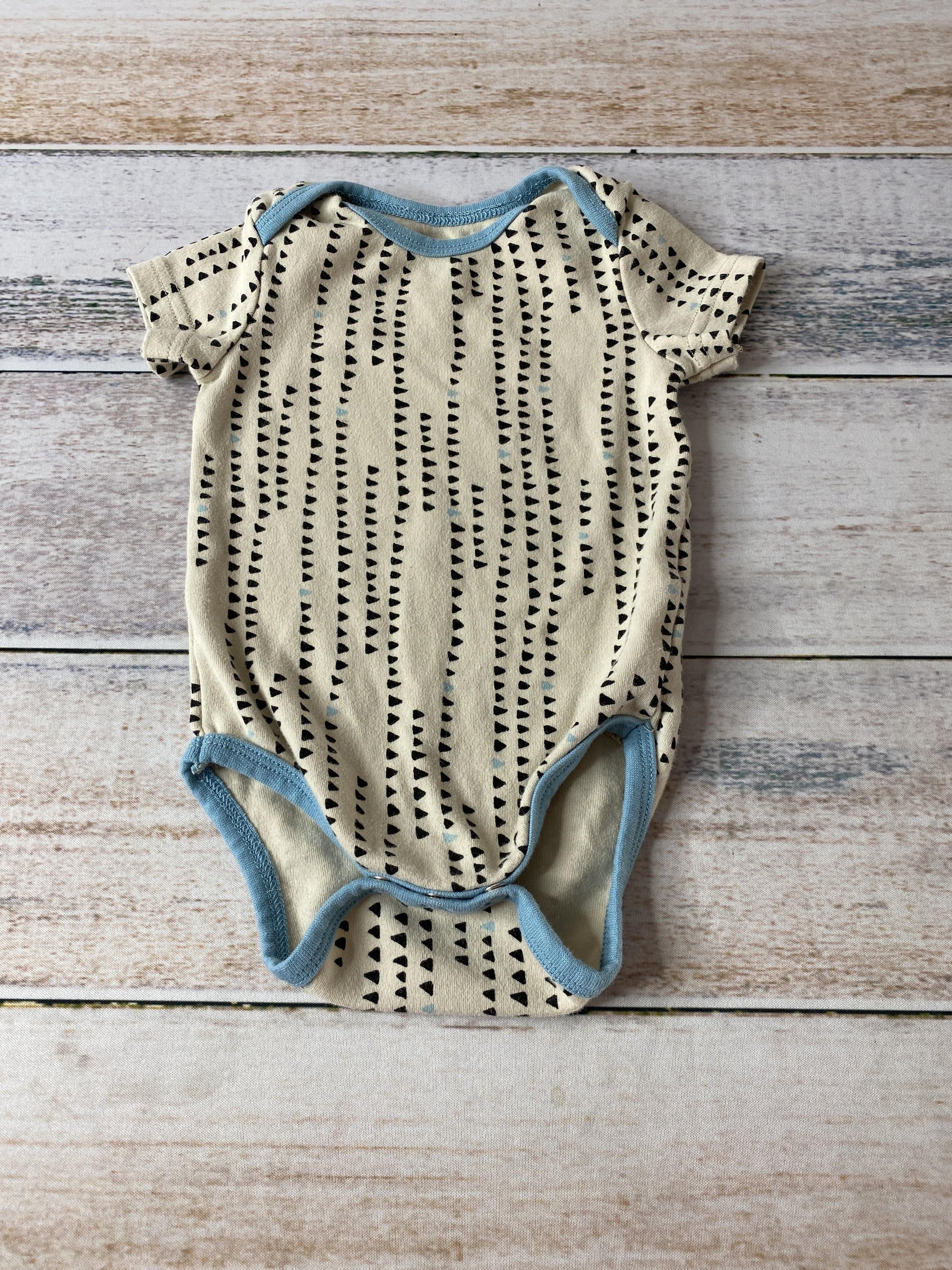 asher and olivia Boys Grey | Black | White | Light Blue Onesie Size: 6 months Grey | Black | White | Light Blue