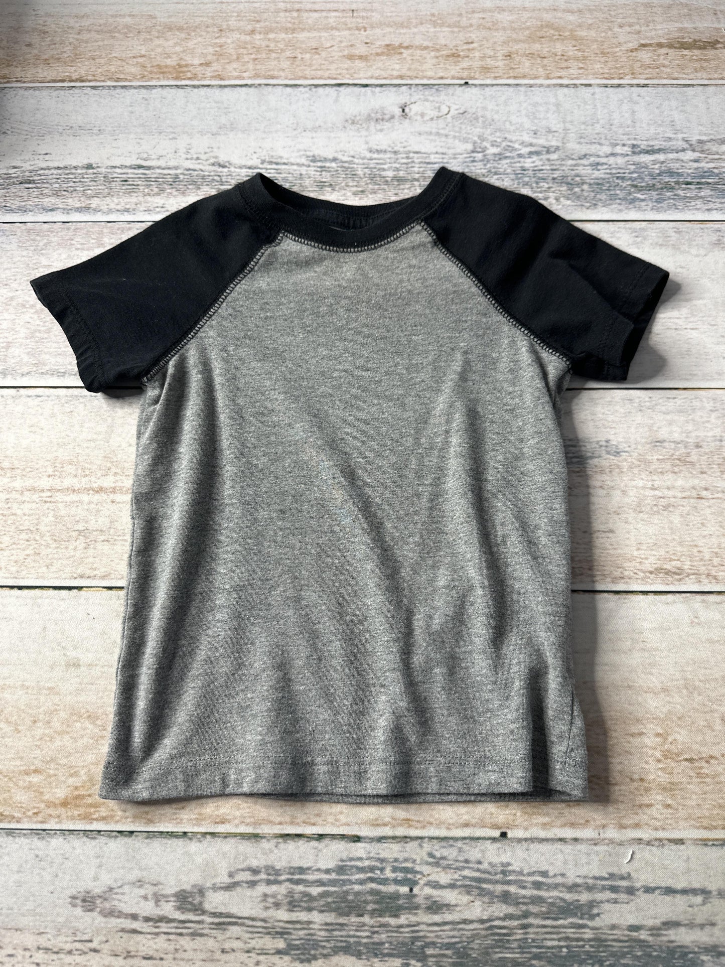 Cat & Jack Boys Grey | Black T-Shirt Size: 18 months Grey | Black