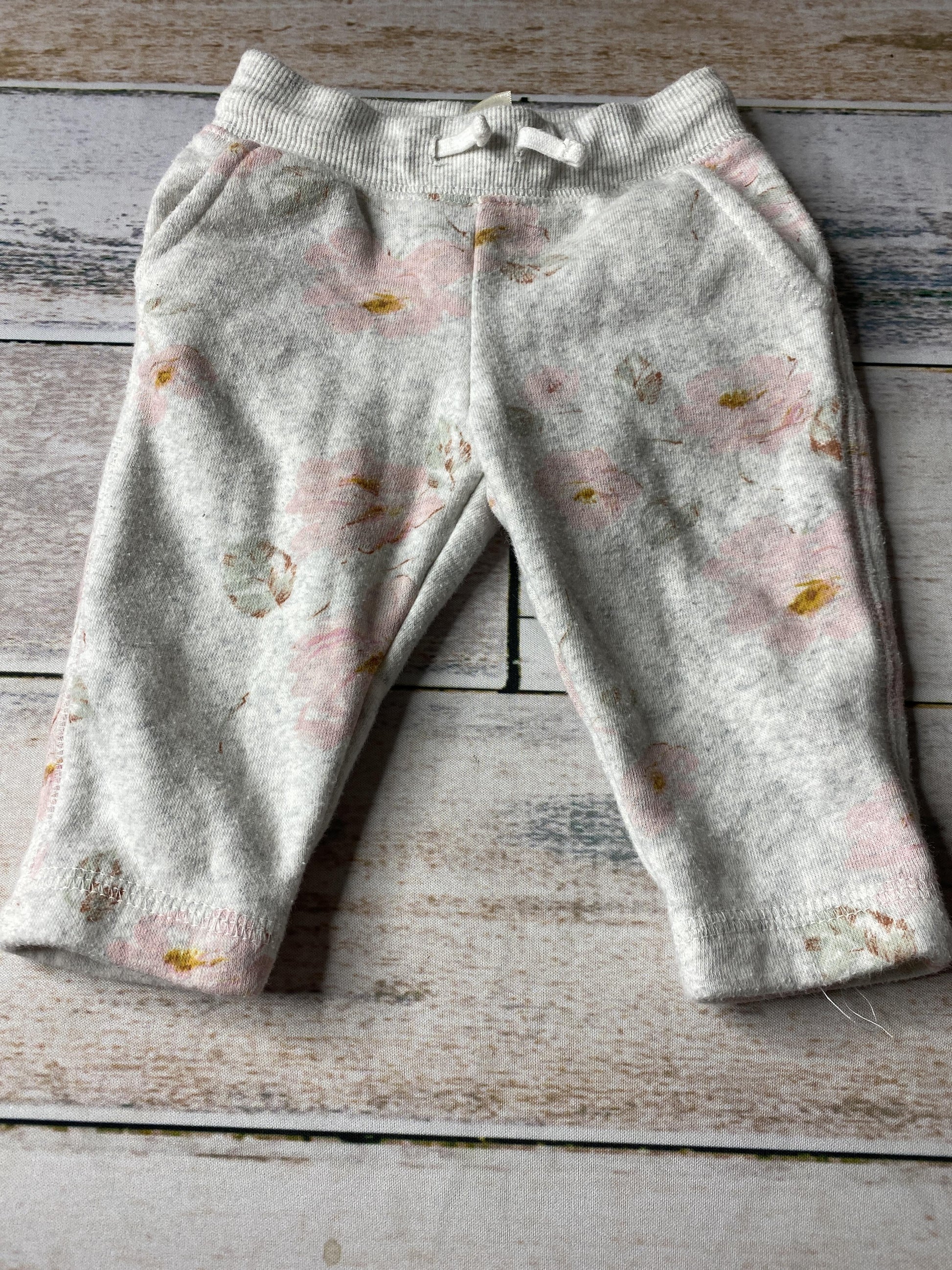 OshKosh Girls Grey | Pink floral Pants Size: 6 months Grey | Pink floral