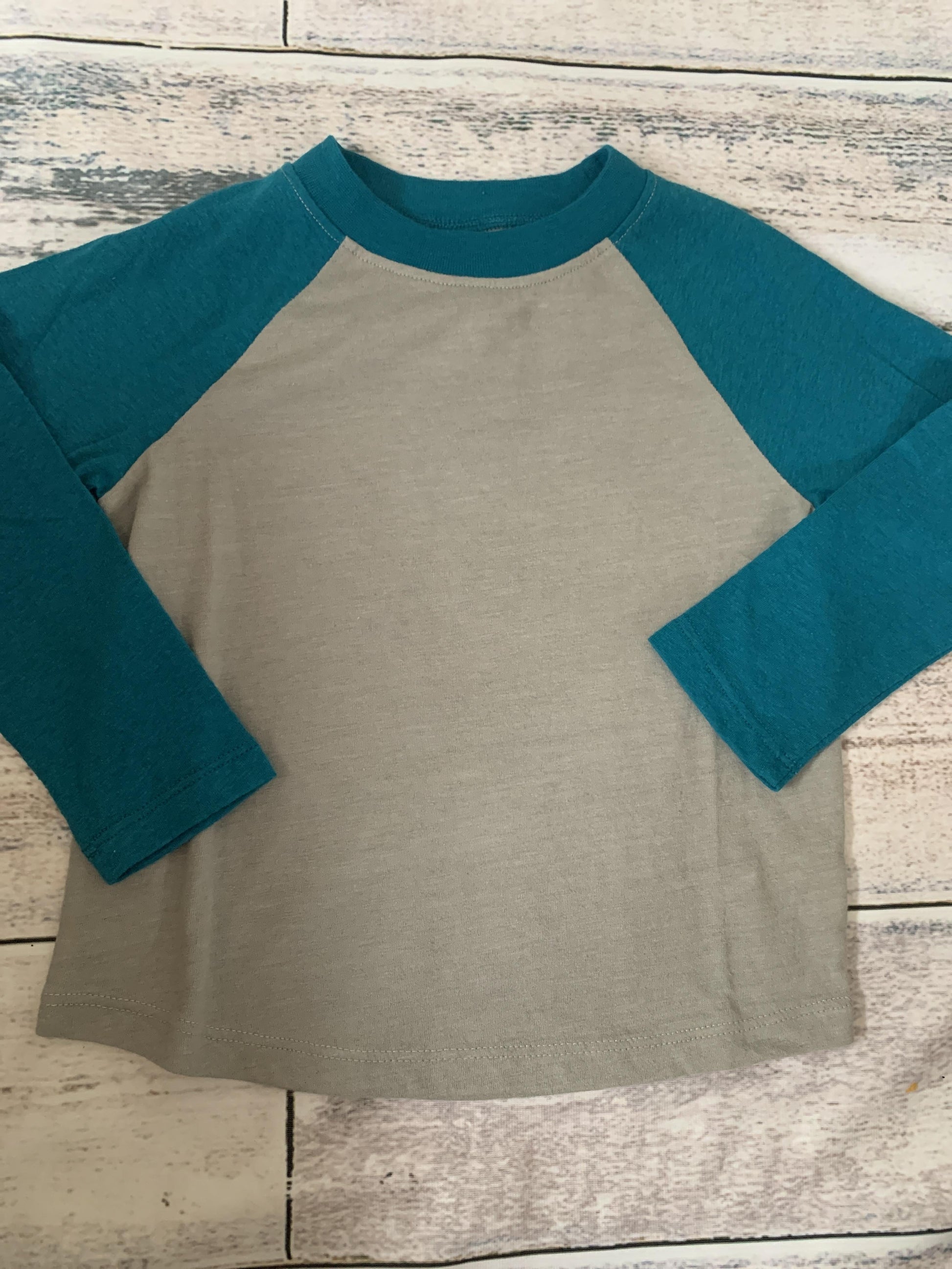Tucker + Tate Boys Grey | Turquoise Long Sleeve Shirt Size: 2T Grey | Turquoise
