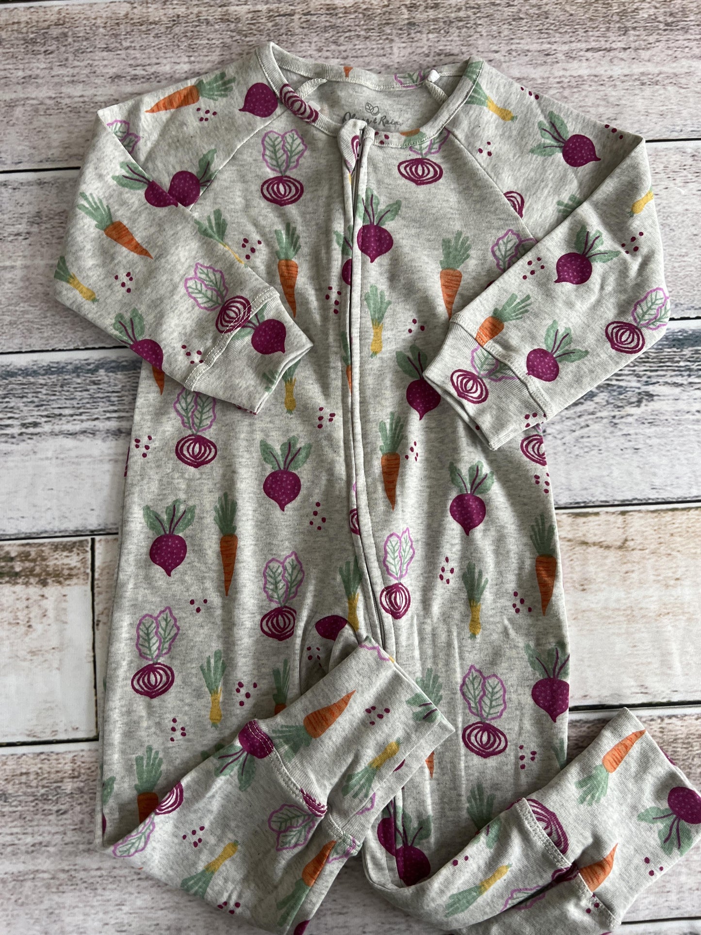Oliver & Rain Girls Grey | Veggies Long Sleeve Outfit Size: 18 months Grey | Veggies