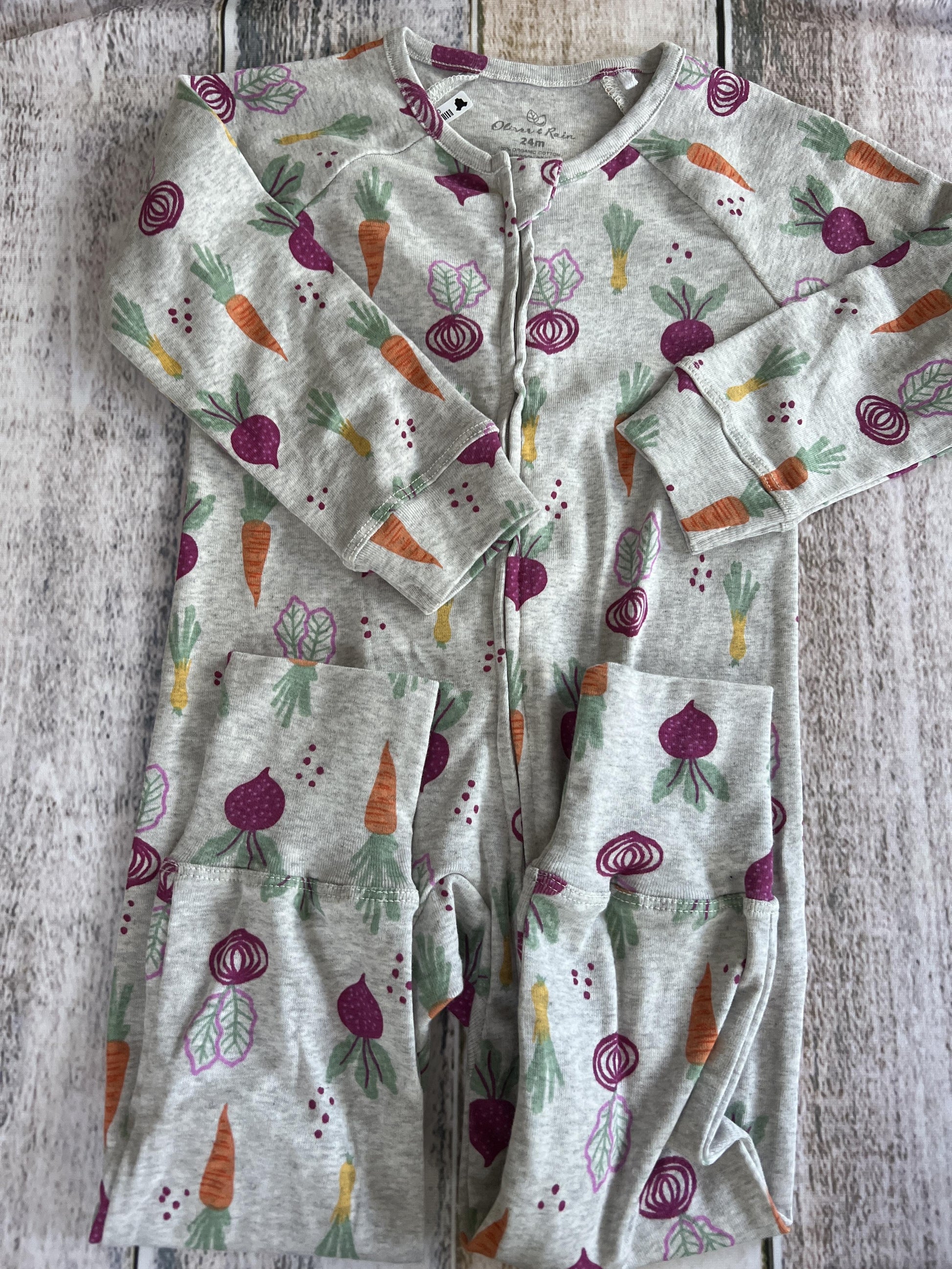 Oliver & Rain Girls Grey | Veggies Long Sleeve Outfit Size: 24 months Grey | Veggies
