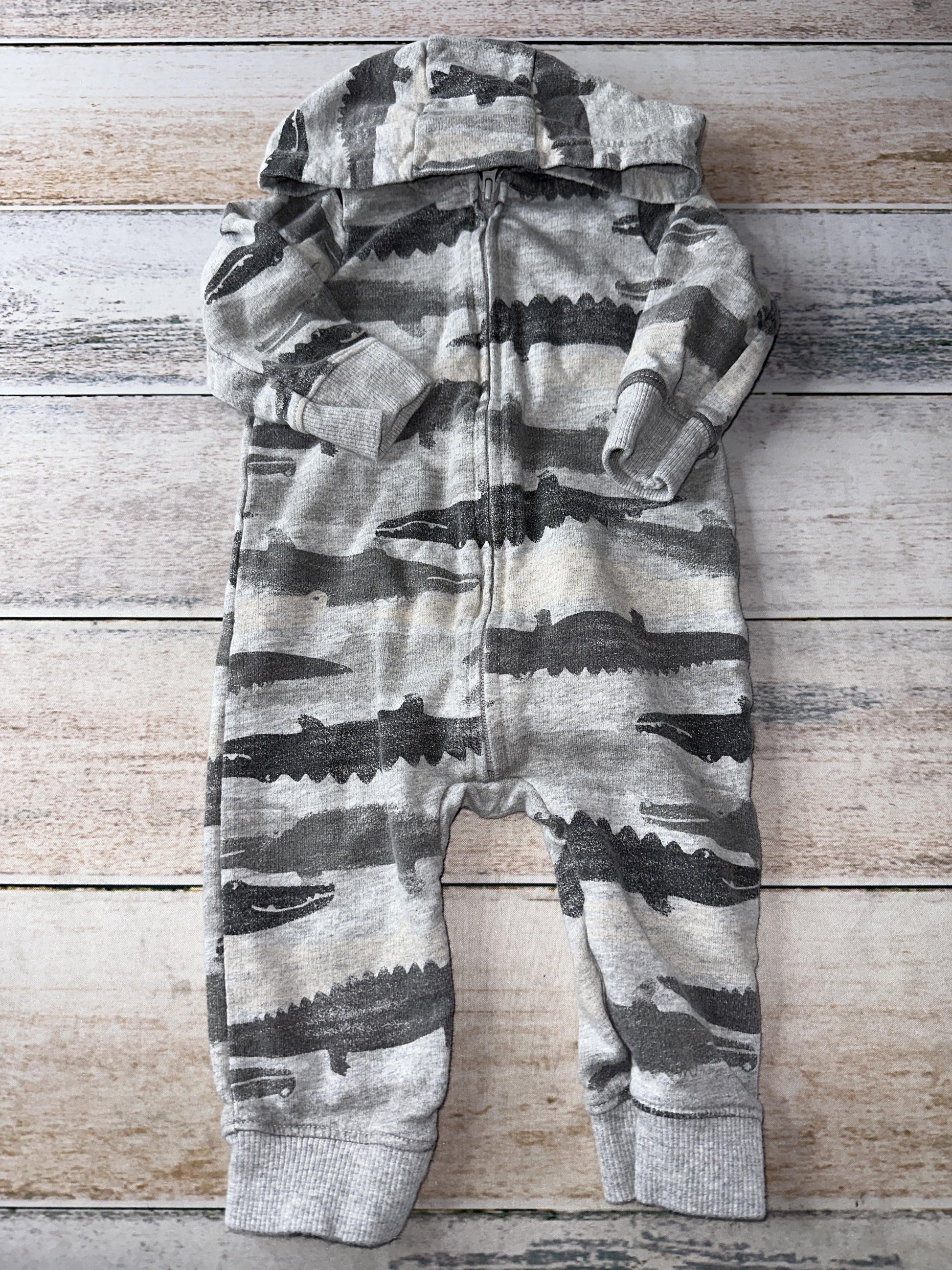 Carters Boys Grey | White | Black | animals Long Sleeve Outfit Size: 9 months Grey | White | Black | animals